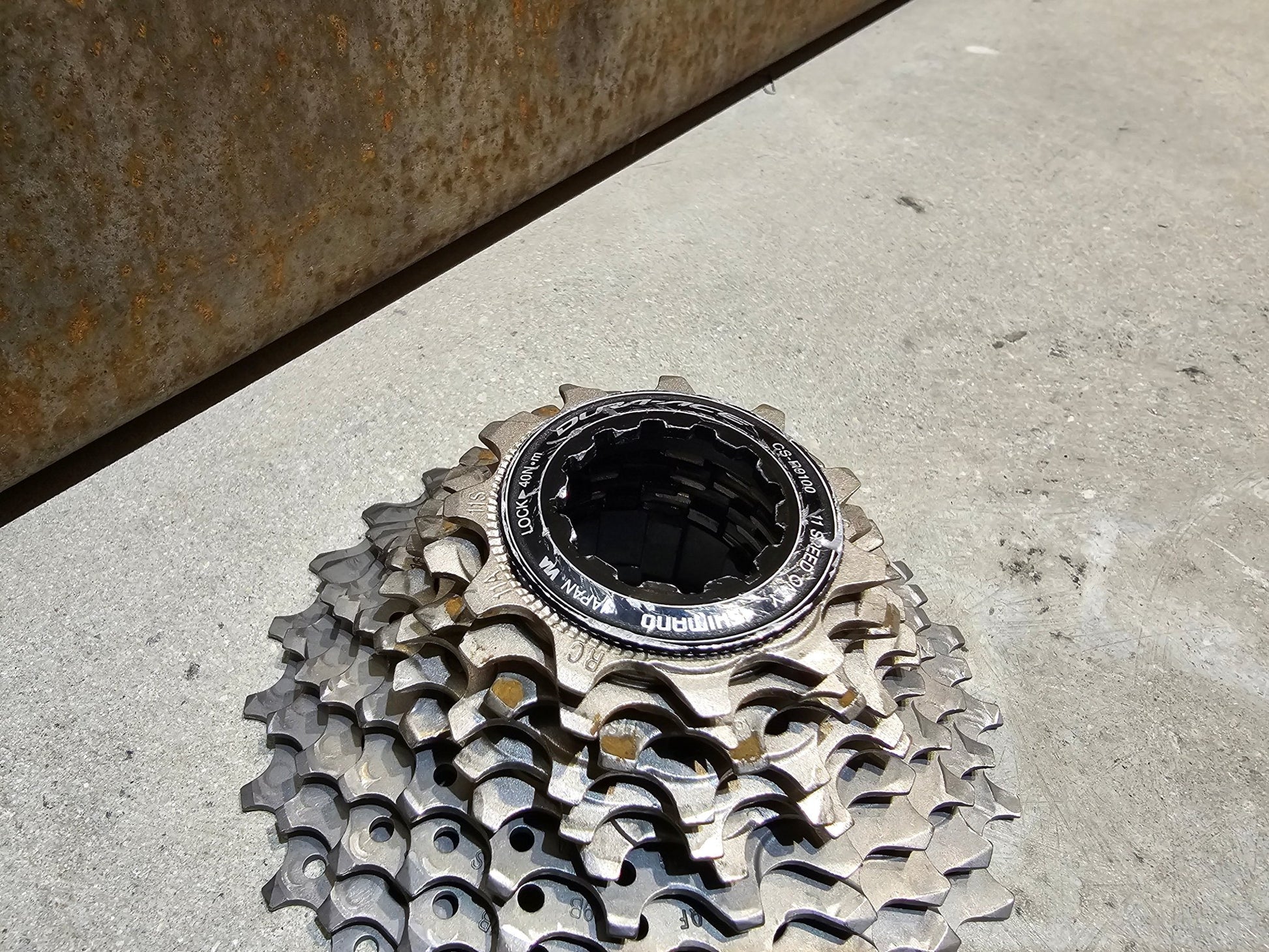 Kassette & Zahnkränze von Shimano, SHIMANO DURA ACE KASSETTE CS - R9100 11 - FACH ZAHNKRANZ 11 - 25 ZÄHNE ZUSTAND B in variant_title vor USEDBIKES - OB.DE Hintergrund