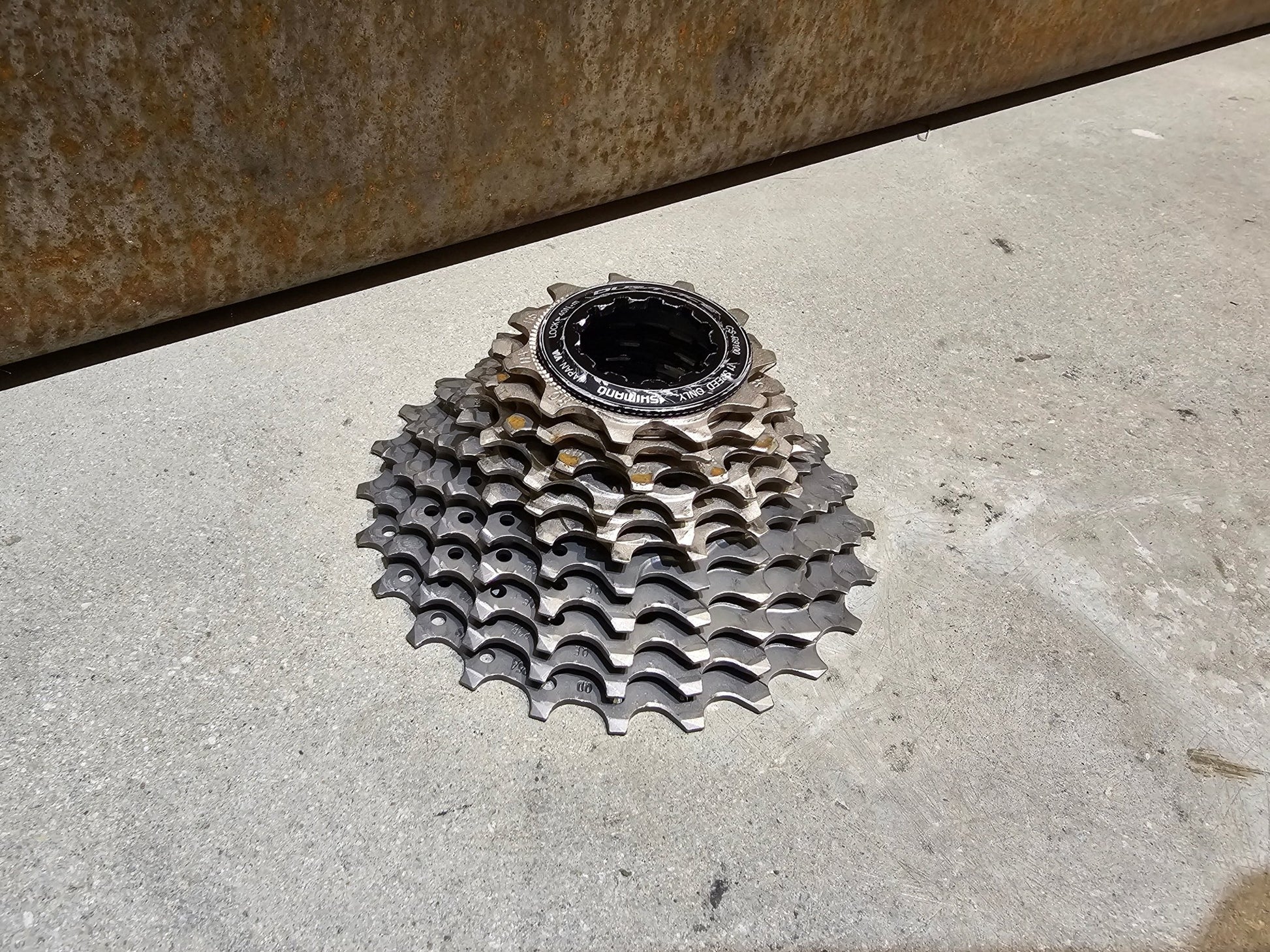 Kassette & Zahnkränze von Shimano, SHIMANO DURA ACE KASSETTE CS - R9100 11 - FACH ZAHNKRANZ 11 - 25 ZÄHNE ZUSTAND B in variant_title vor USEDBIKES - OB.DE Hintergrund