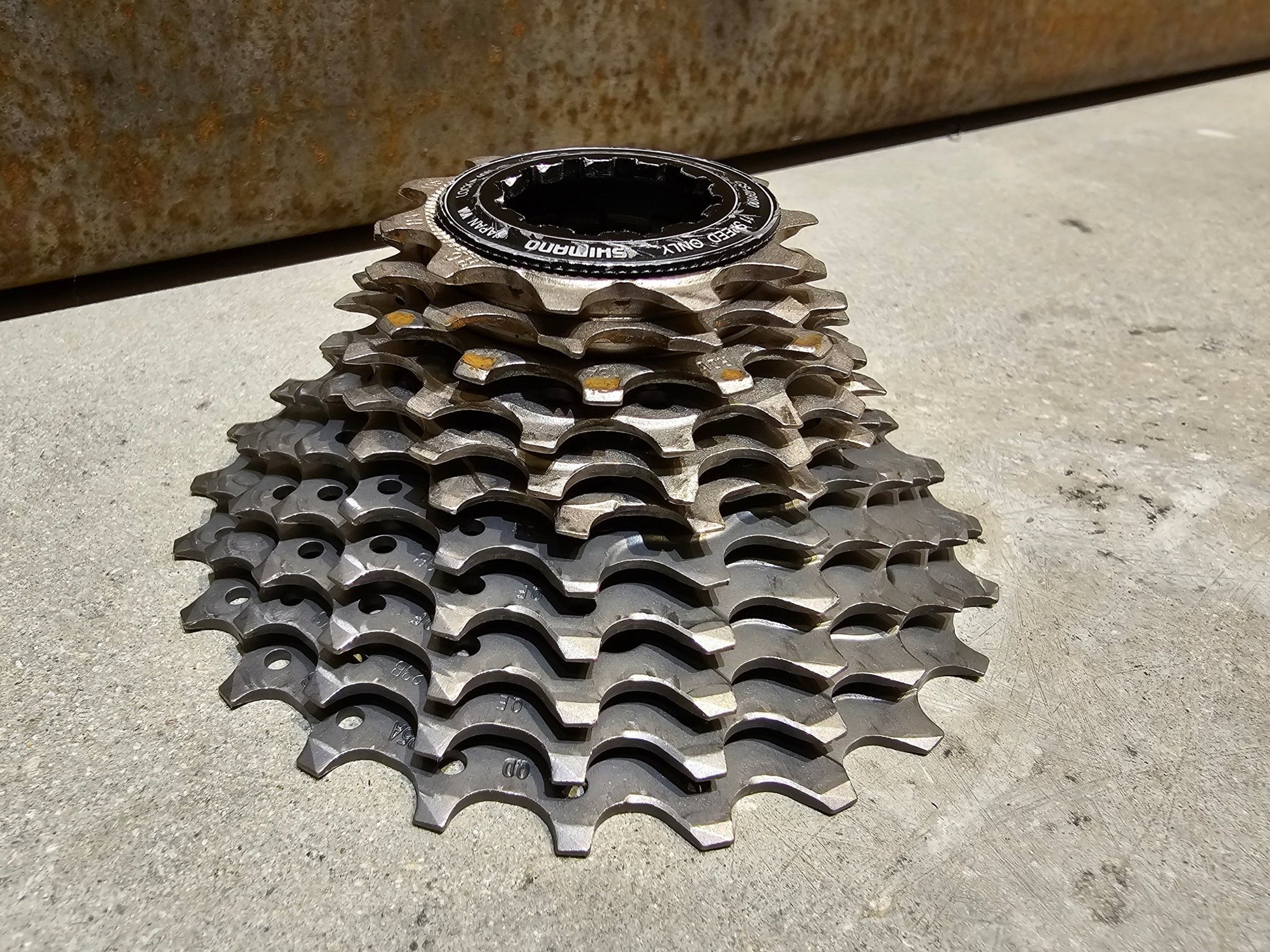 Kassette & Zahnkränze von Shimano, SHIMANO DURA ACE KASSETTE CS - R9100 11 - FACH ZAHNKRANZ 11 - 25 ZÄHNE ZUSTAND B in variant_title vor USEDBIKES - OB.DE Hintergrund