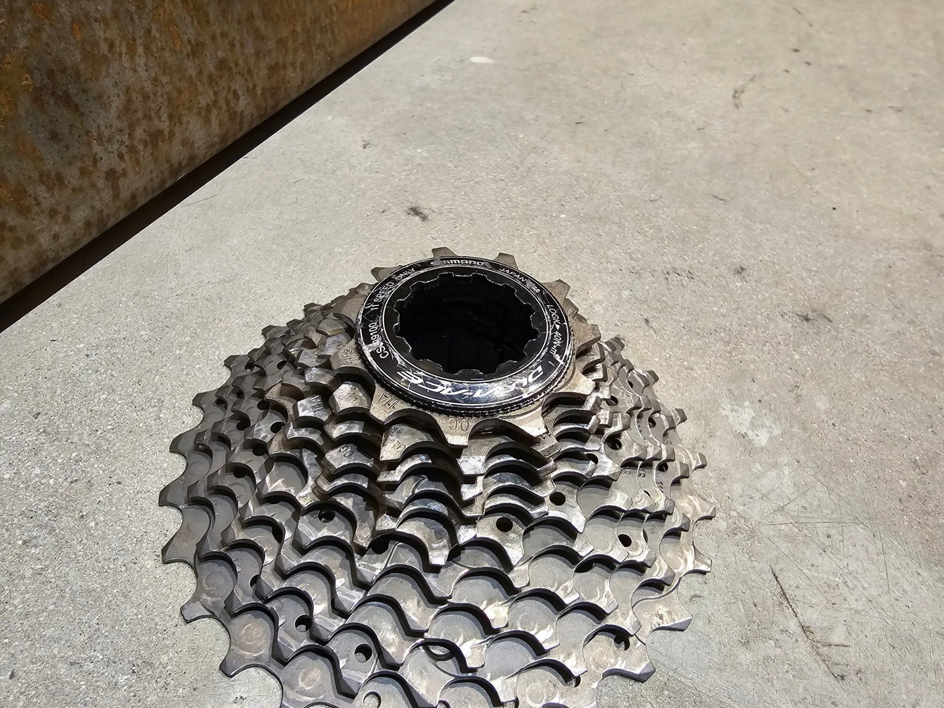 Kassette & Zahnkränze von Shimano, SHIMANO DURA ACE KASSETTE CS - R9100 11 - FACH ZAHNKRANZ 11 - 28 ZÄHNE ZUSTAND B in variant_title vor USEDBIKES - OB.DE Hintergrund