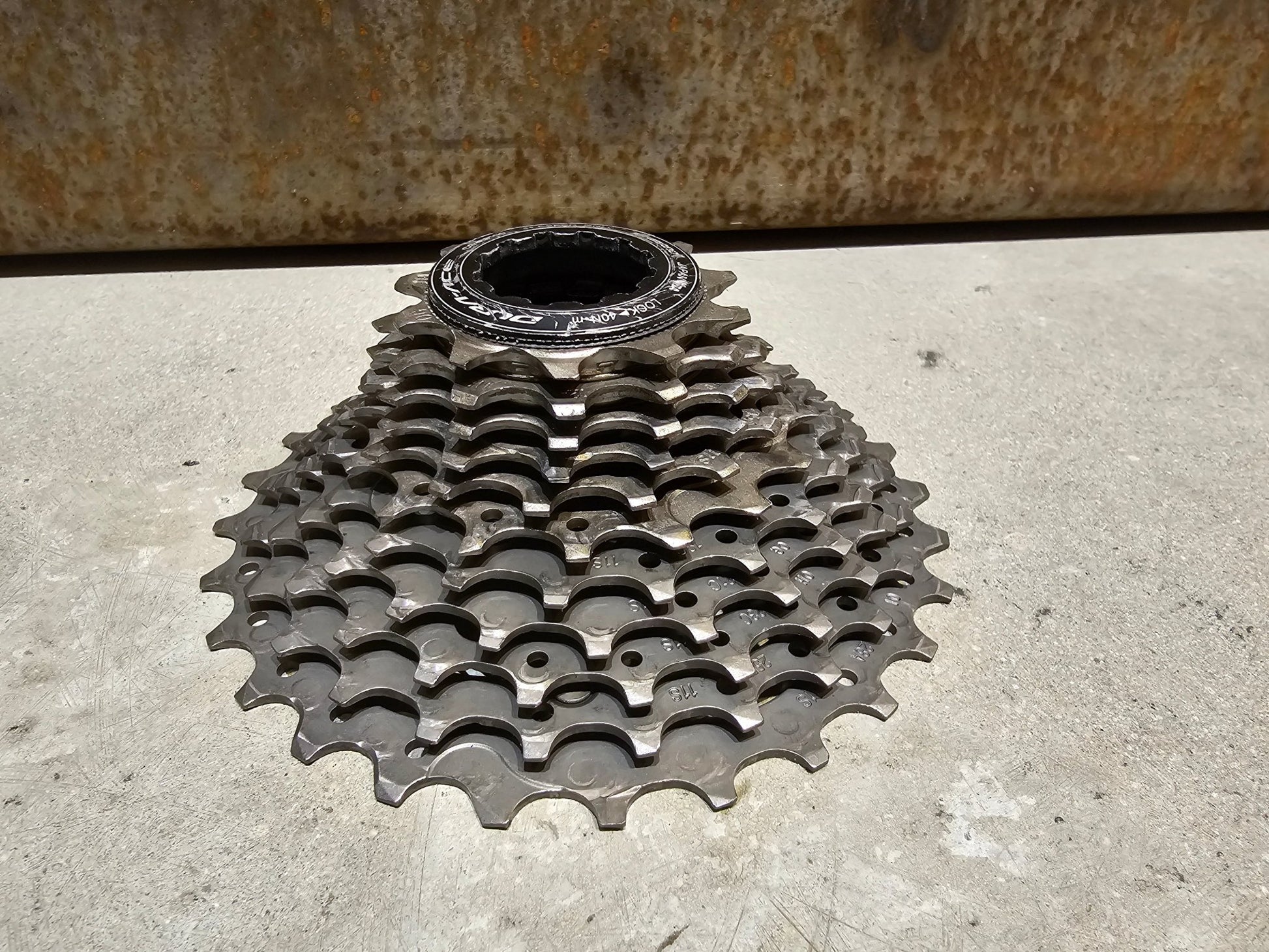 Kassette & Zahnkränze von Shimano, SHIMANO DURA ACE KASSETTE CS - R9100 11 - FACH ZAHNKRANZ 11 - 28 ZÄHNE ZUSTAND B in variant_title vor USEDBIKES - OB.DE Hintergrund