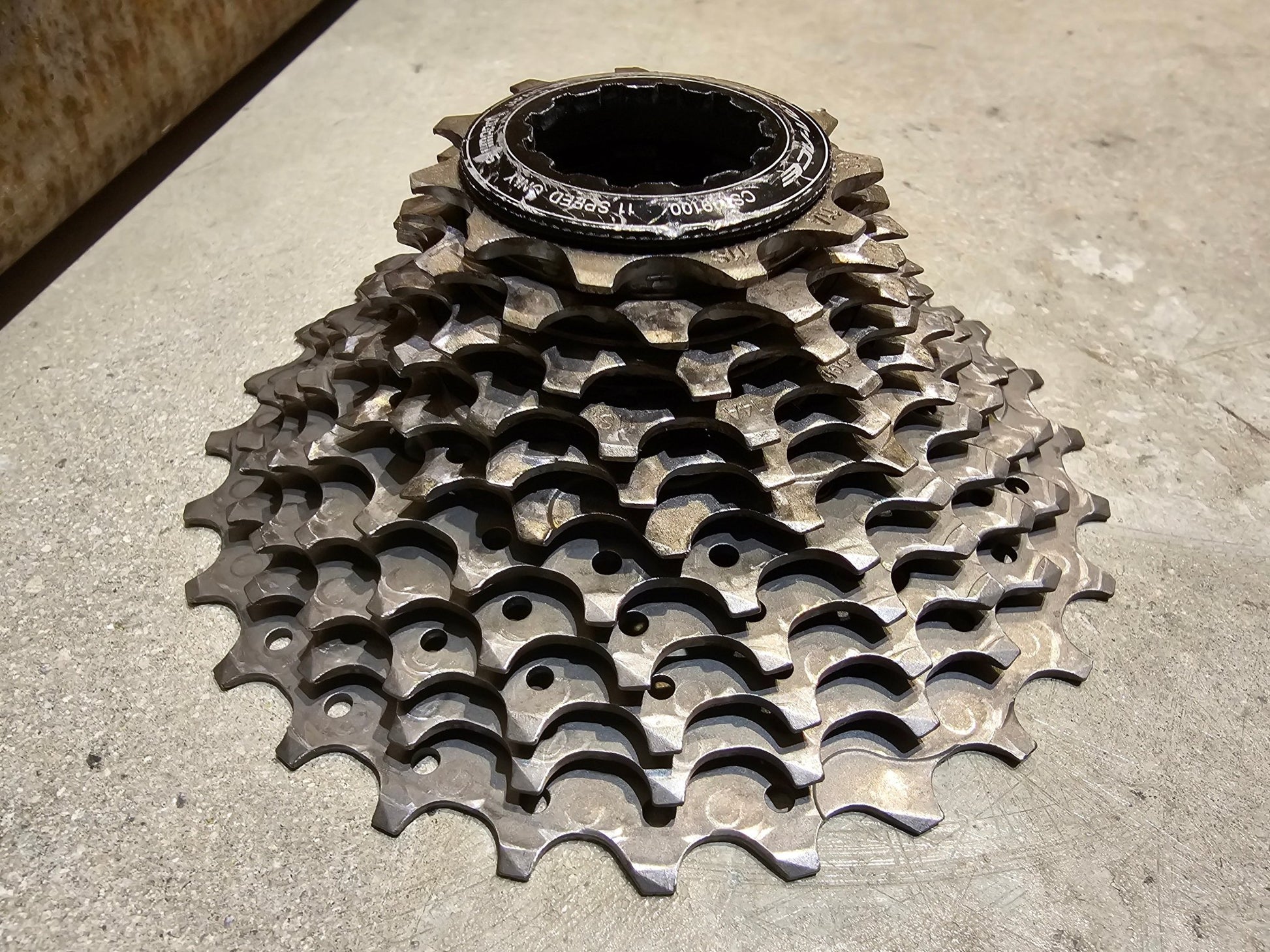 Kassette & Zahnkränze von Shimano, SHIMANO DURA ACE KASSETTE CS - R9100 11 - FACH ZAHNKRANZ 11 - 28 ZÄHNE ZUSTAND B in variant_title vor USEDBIKES - OB.DE Hintergrund