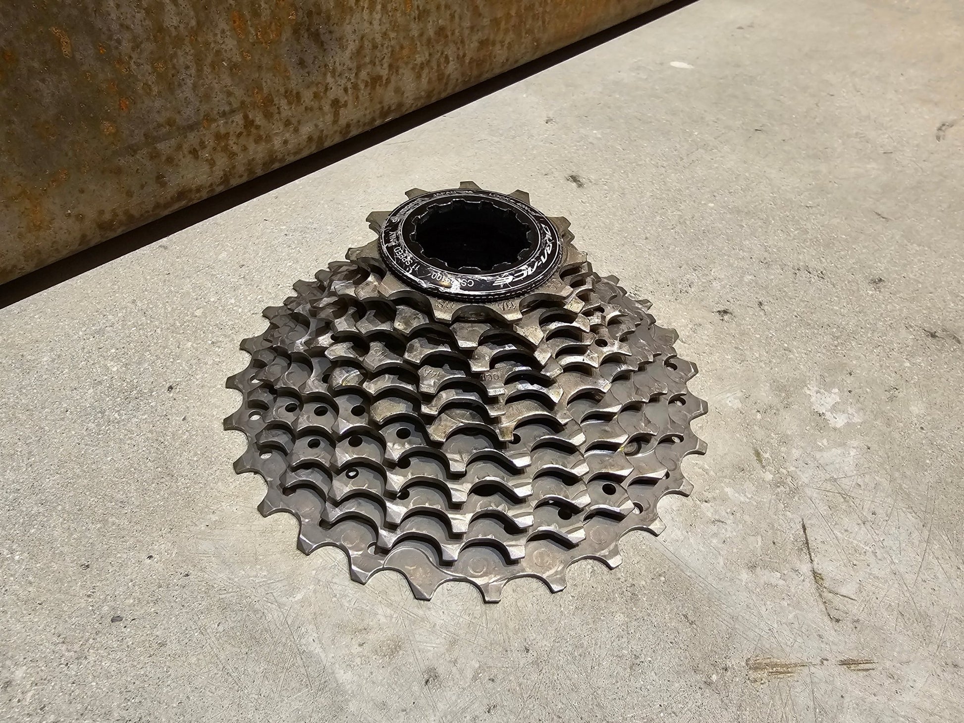 Kassette & Zahnkränze von Shimano, SHIMANO DURA ACE KASSETTE CS - R9100 11 - FACH ZAHNKRANZ 11 - 28 ZÄHNE ZUSTAND B in variant_title vor USEDBIKES - OB.DE Hintergrund