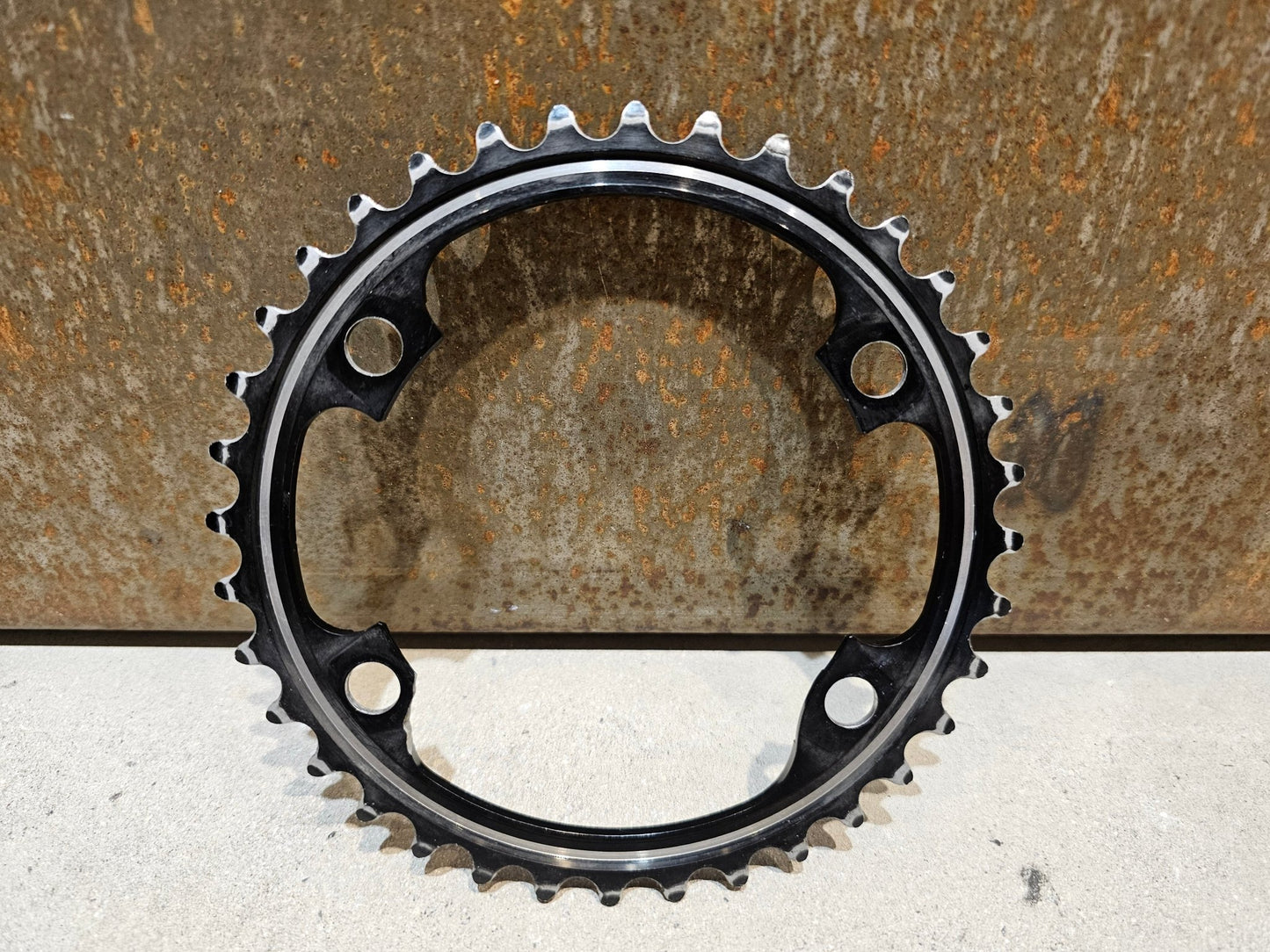 Kettenblatt von Shimano, SHIMANO DURA ACE KETTENBLATT FC - R9100 36 / 39 / 42 / 44 / 46 ZÄHNE GEBRAUCHT in variant_title vor USEDBIKES - OB.DE Hintergrund