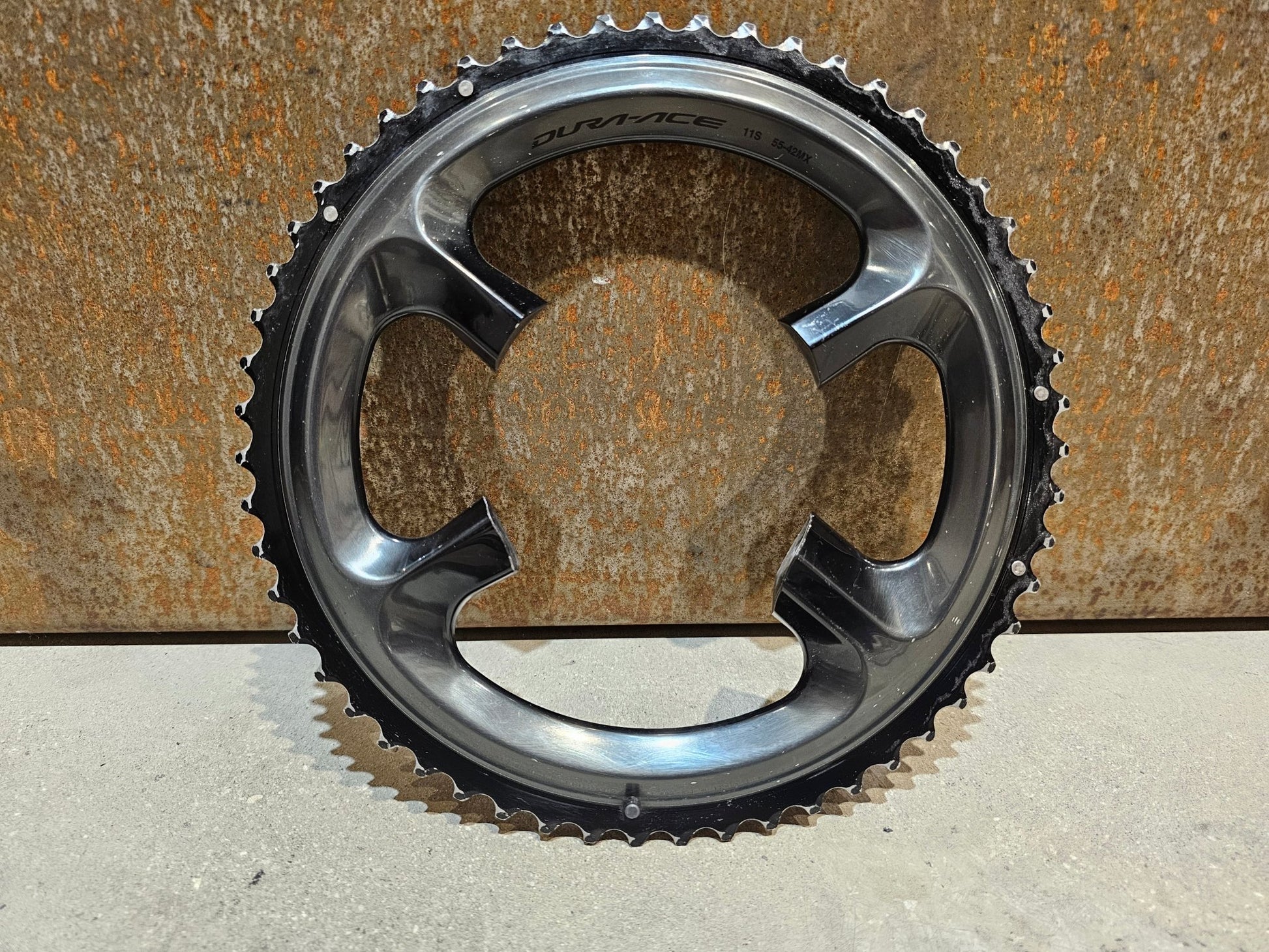 Kettenblatt von Shimano, SHIMANO DURA ACE KETTENBLATT FC - R9100 53 / 54 / 55 / 56 ZÄHNE GEBRAUCHT in variant_title vor USEDBIKES - OB.DE Hintergrund