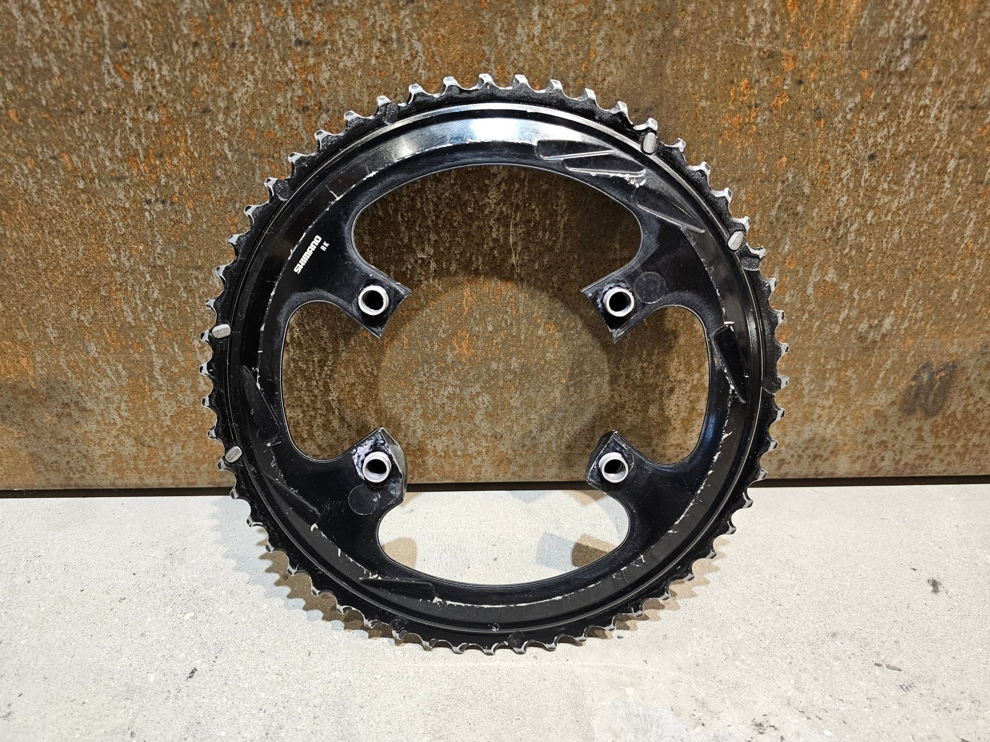 Kettenblatt von Shimano, SHIMANO DURA ACE KETTENBLATT FC - R9100 53 / 54 / 55 / 56 ZÄHNE GEBRAUCHT in variant_title vor USEDBIKES - OB.DE Hintergrund