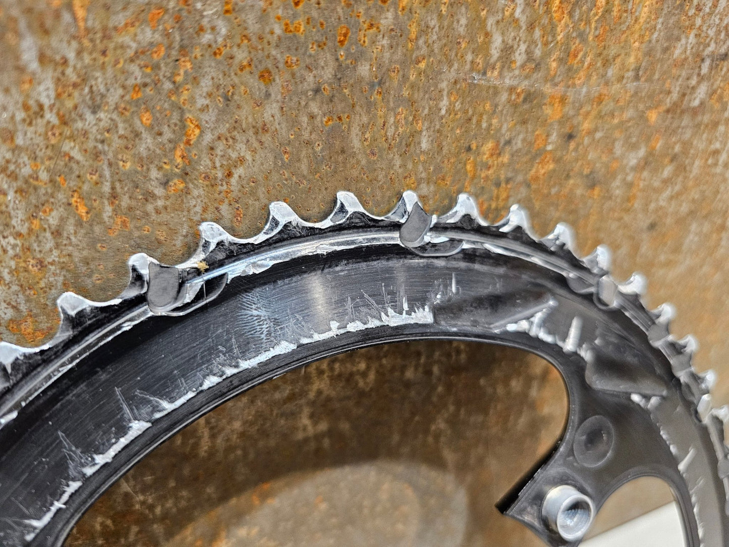 Kettenblatt von Shimano, SHIMANO DURA ACE KETTENBLATT FC - R9200 / CR - R9200 52 / 54 ZÄHNE GEBRAUCHT in variant_title vor USEDBIKES - OB.DE Hintergrund