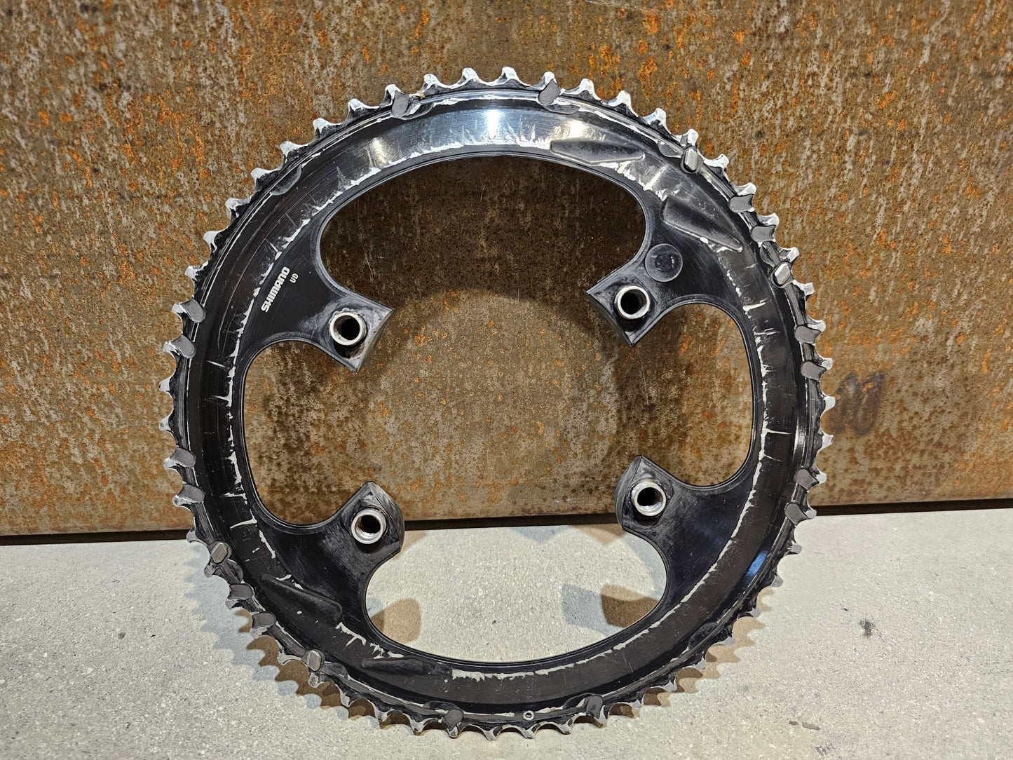 Kettenblatt von Shimano, SHIMANO DURA ACE KETTENBLATT FC - R9200 / CR - R9200 52 / 54 ZÄHNE GEBRAUCHT in variant_title vor USEDBIKES - OB.DE Hintergrund