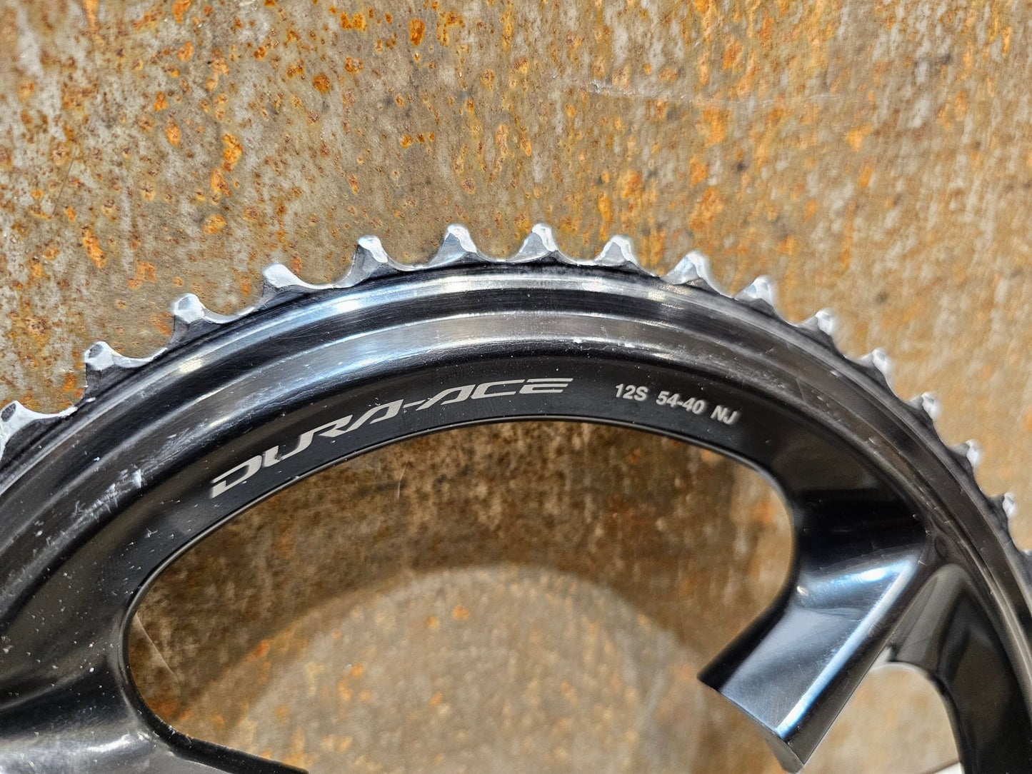 Kettenblatt von Shimano, SHIMANO DURA ACE KETTENBLATT FC - R9200 / CR - R9200 52 / 54 ZÄHNE GEBRAUCHT in variant_title vor USEDBIKES - OB.DE Hintergrund