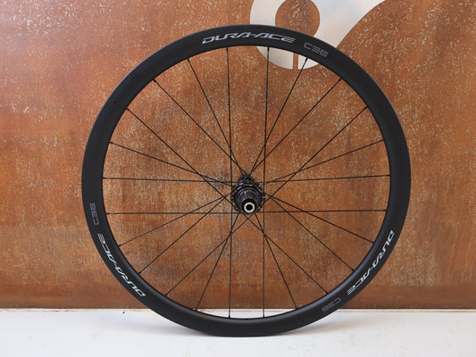 Laufrad/Laufradsatz von Shimano, SHIMANO DURA ACE WH R9270 C36 TL LAUFRADSATZ CARBON 12F HG vor USEDBIKES-OB.DE Hintergrund
