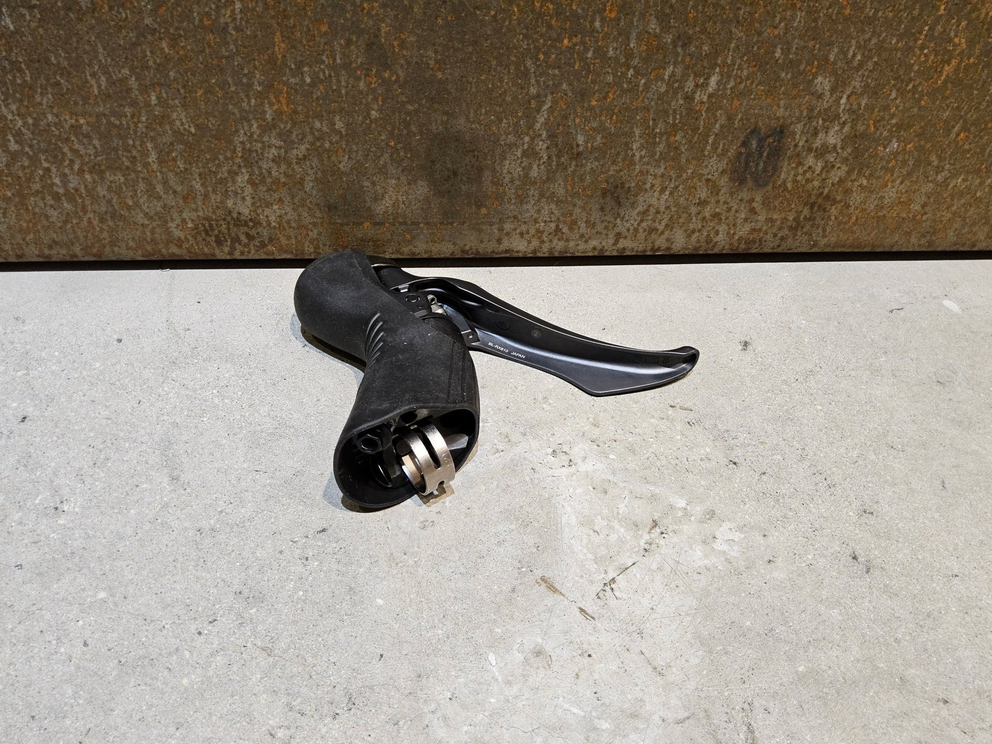 Brems - / Schalthebel von Shimano, SHIMANO GRX BREMSHEBEL BL - RX810 - L / LINKS in variant_title vor USEDBIKES - OB.DE Hintergrund