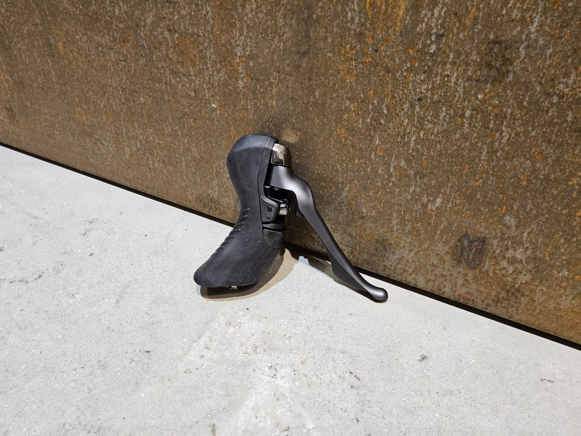 Brems - / Schalthebel von Shimano, SHIMANO GRX BREMSHEBEL BL - RX810 - L / LINKS in variant_title vor USEDBIKES - OB.DE Hintergrund