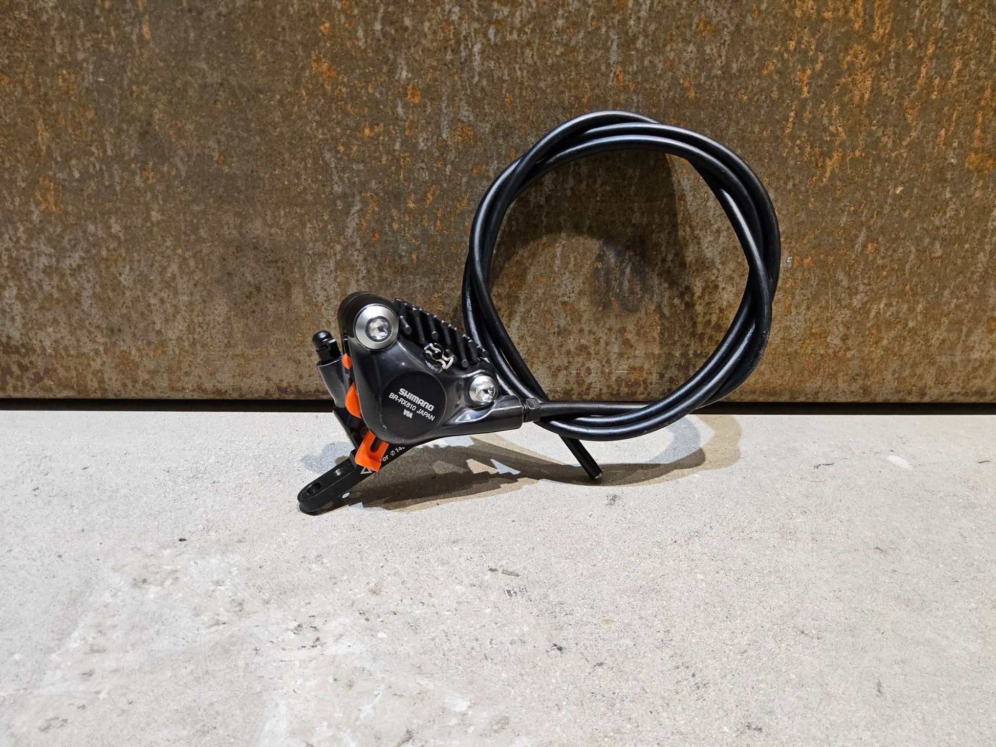 Bremse von Shimano, SHIMANO GRX BREMSSATTEL BR - RX810 - F / - R FLATMOUNT VORNE / HINTEN INKL. LEITUNG in variant_title vor USEDBIKES - OB.DE Hintergrund