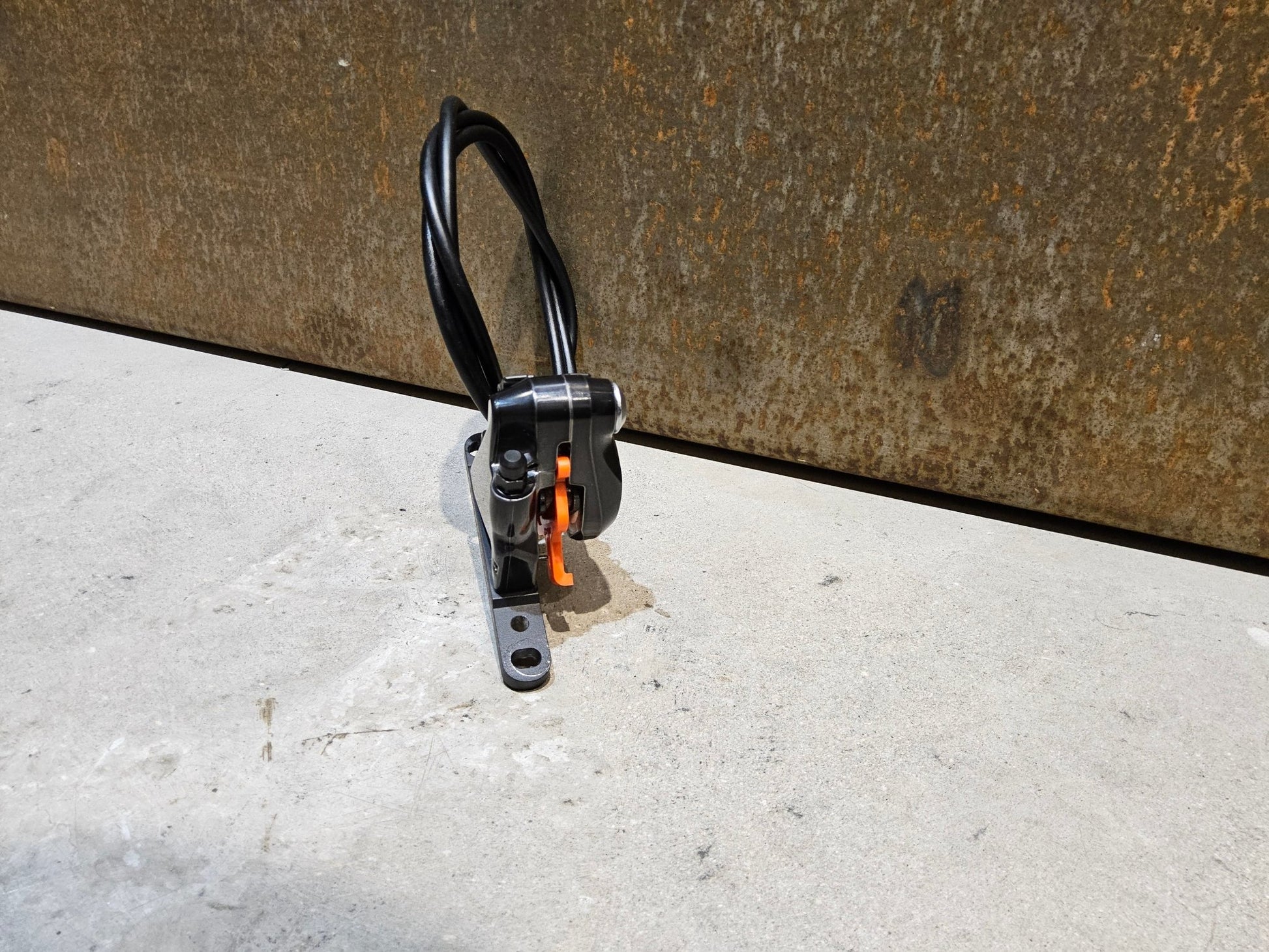 Bremse von Shimano, SHIMANO GRX BREMSSATTEL BR - RX810 - F / - R FLATMOUNT VORNE / HINTEN INKL. LEITUNG in variant_title vor USEDBIKES - OB.DE Hintergrund