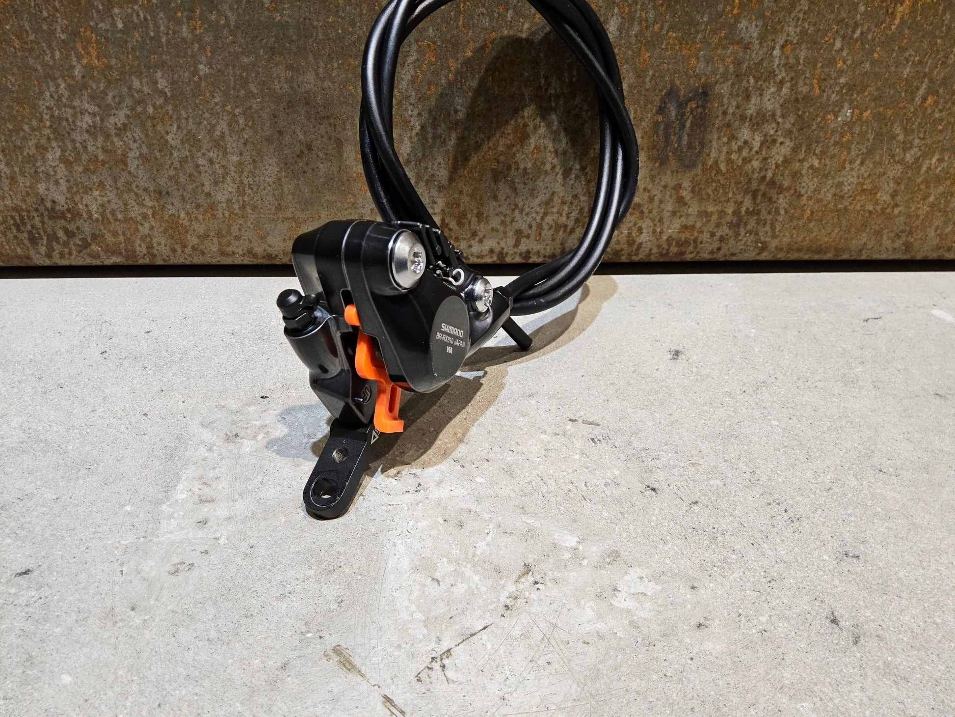 Bremse von Shimano, SHIMANO GRX BREMSSATTEL BR - RX810 - F / - R FLATMOUNT VORNE / HINTEN INKL. LEITUNG in variant_title vor USEDBIKES - OB.DE Hintergrund