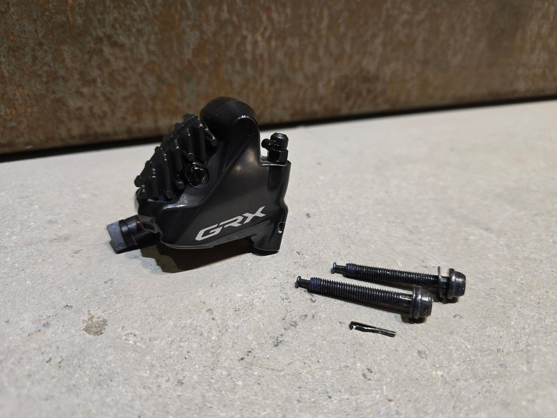 Bremse von Shimano, SHIMANO GRX BREMSSATTEL BR - RX810 - F / - R FLATMOUNT VORNE / HINTEN in variant_title vor USEDBIKES - OB.DE Hintergrund