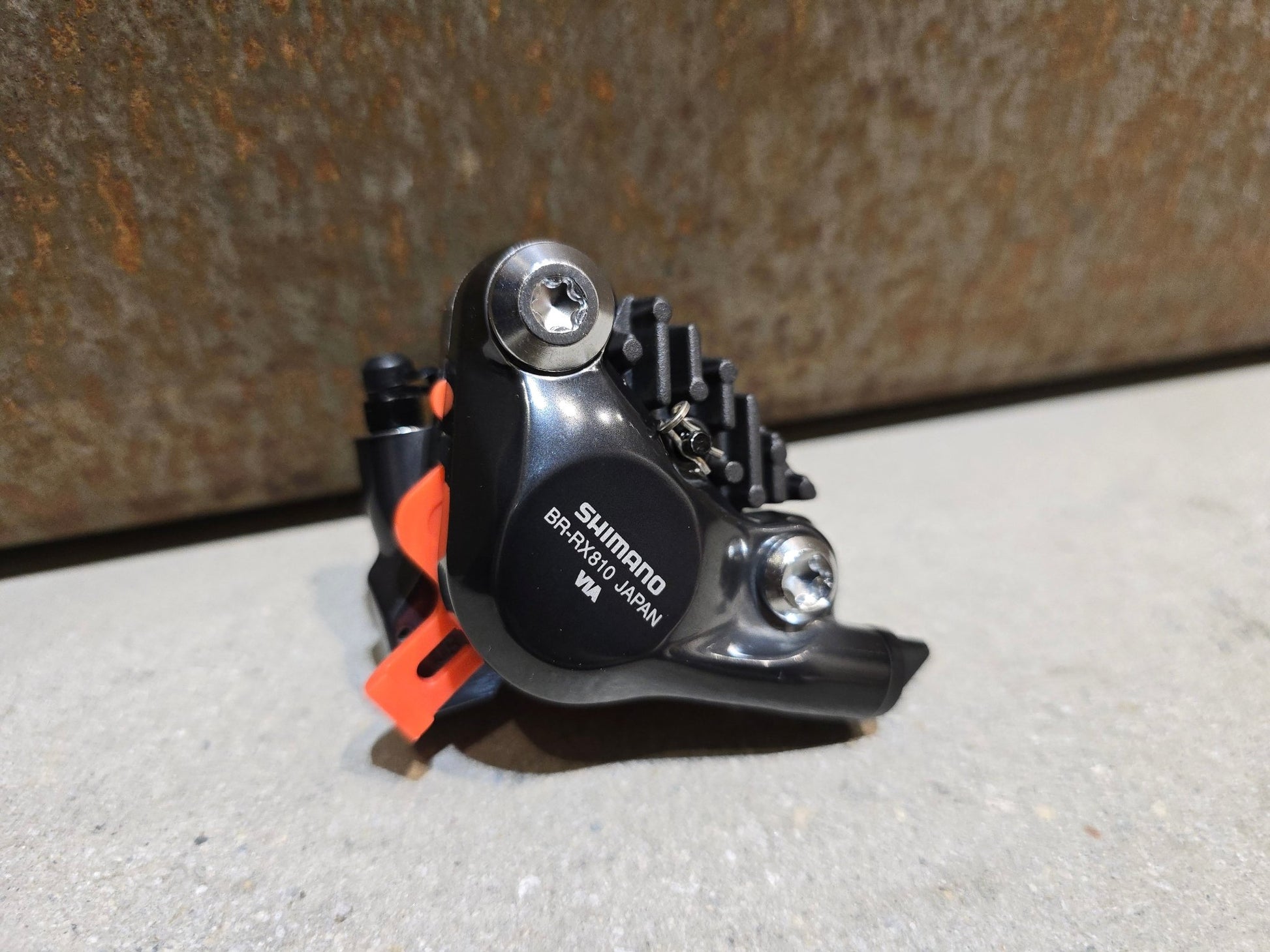 Bremse von Shimano, SHIMANO GRX BREMSSATTEL BR - RX810 - F / - R FLATMOUNT VORNE / HINTEN in variant_title vor USEDBIKES - OB.DE Hintergrund