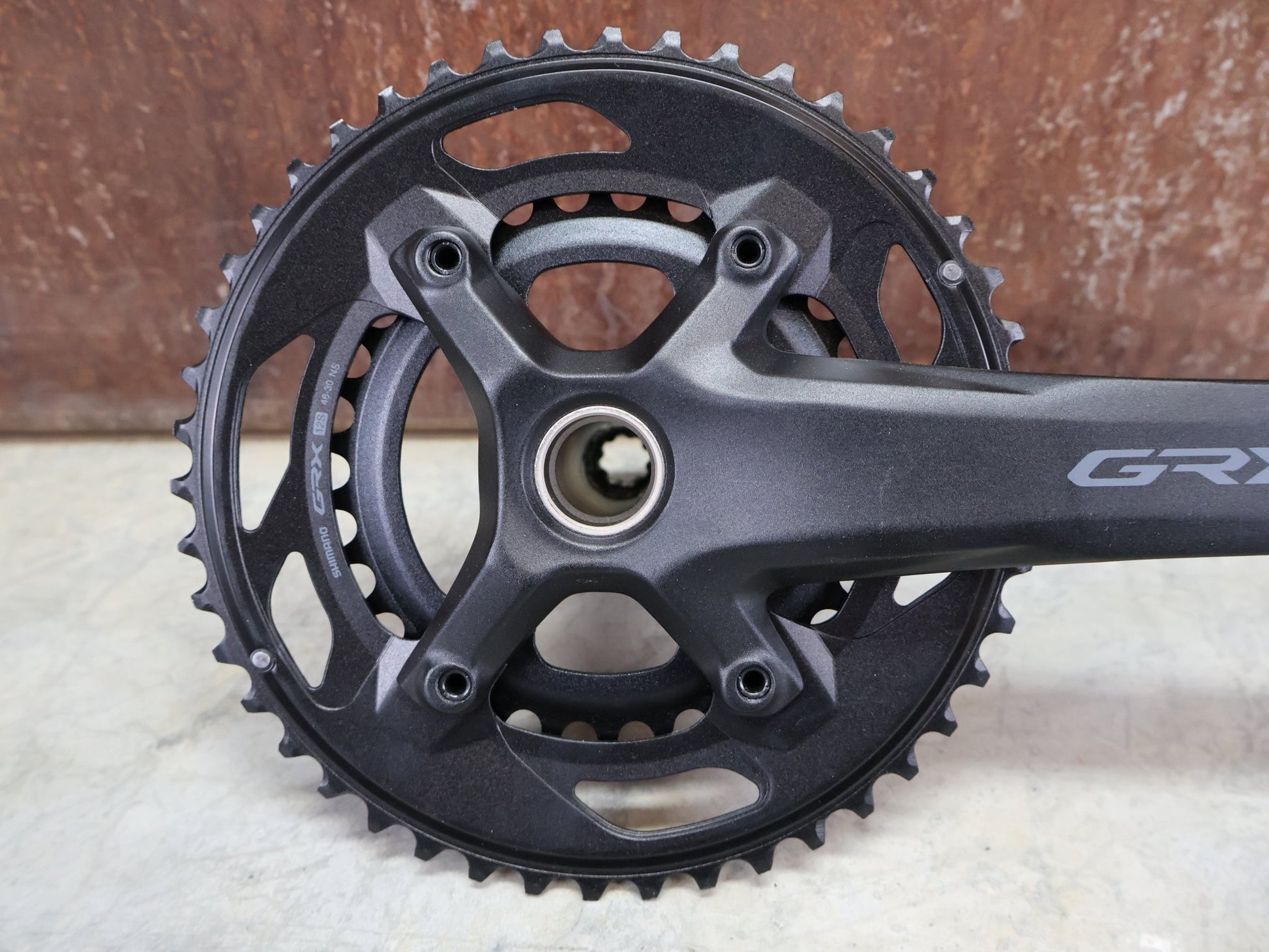 Kurbel von Shimano, SHIMANO GRX FC - RX610 KURBELGARNITUR 2 X 12FACH 46/30ZÄHNE 165 - 175MM vor USEDBIKES - OB.DE Hintergrund