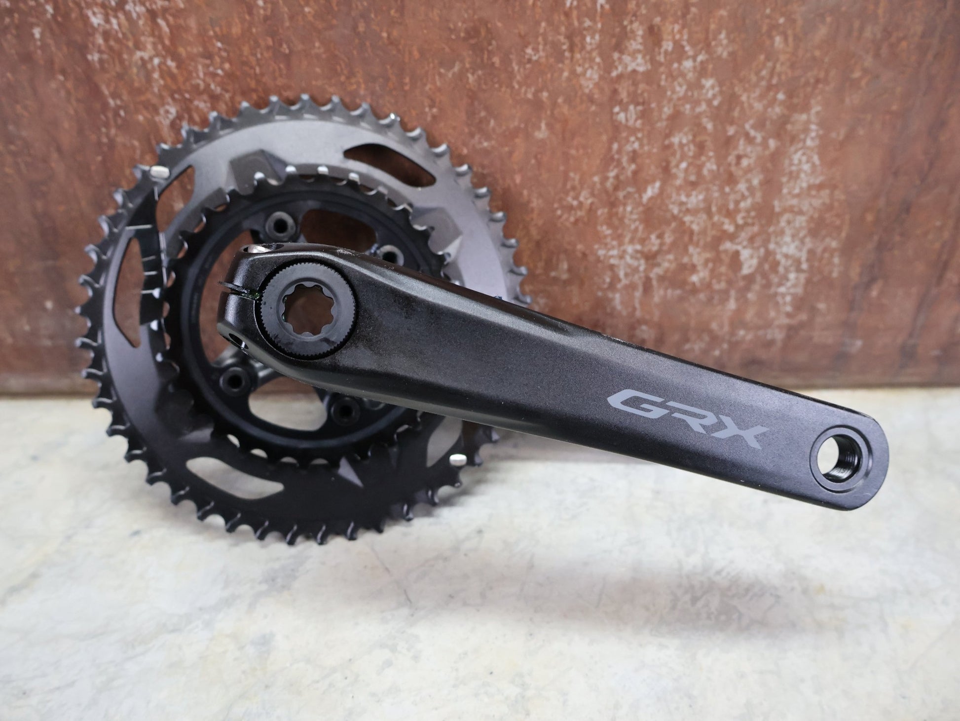 Kurbel von Shimano, SHIMANO GRX FC - RX610 KURBELGARNITUR 2 X 12FACH 46/30ZÄHNE 165 - 175MM vor USEDBIKES - OB.DE Hintergrund