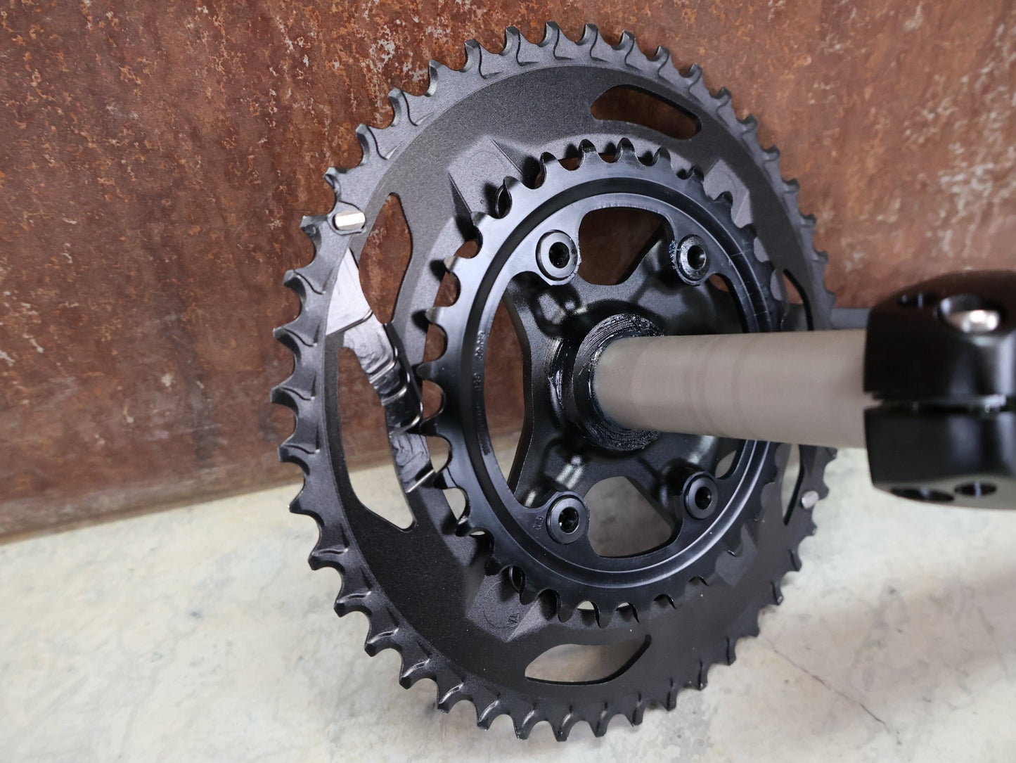 Kurbel von Shimano, SHIMANO GRX FC - RX610 KURBELGARNITUR 2 X 12FACH 46/30ZÄHNE 165 - 175MM vor USEDBIKES - OB.DE Hintergrund