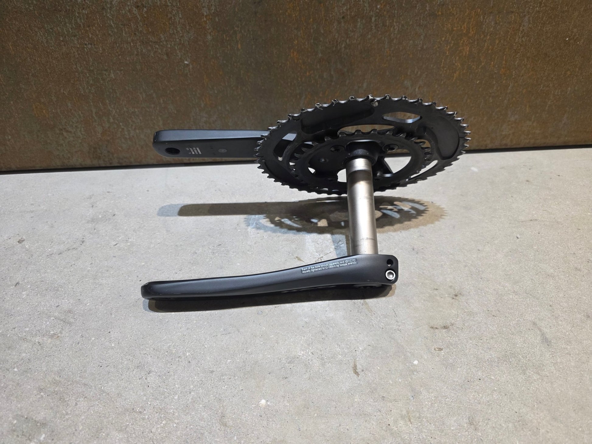 Kurbel von Shimano, SHIMANO GRX FC - RX810 KURBEL 11 FACH 48 - 31 ZÄHNE / 175MM vor USEDBIKES - OB.DE Hintergrund