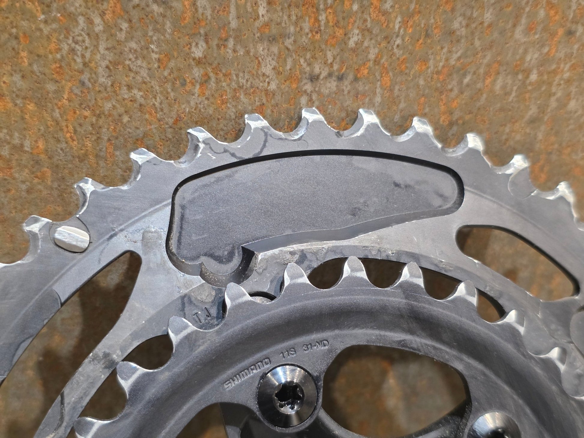 Kurbel von Shimano, SHIMANO GRX FC - RX810 KURBEL 11 FACH 48 - 31 ZÄHNE / 175MM vor USEDBIKES - OB.DE Hintergrund