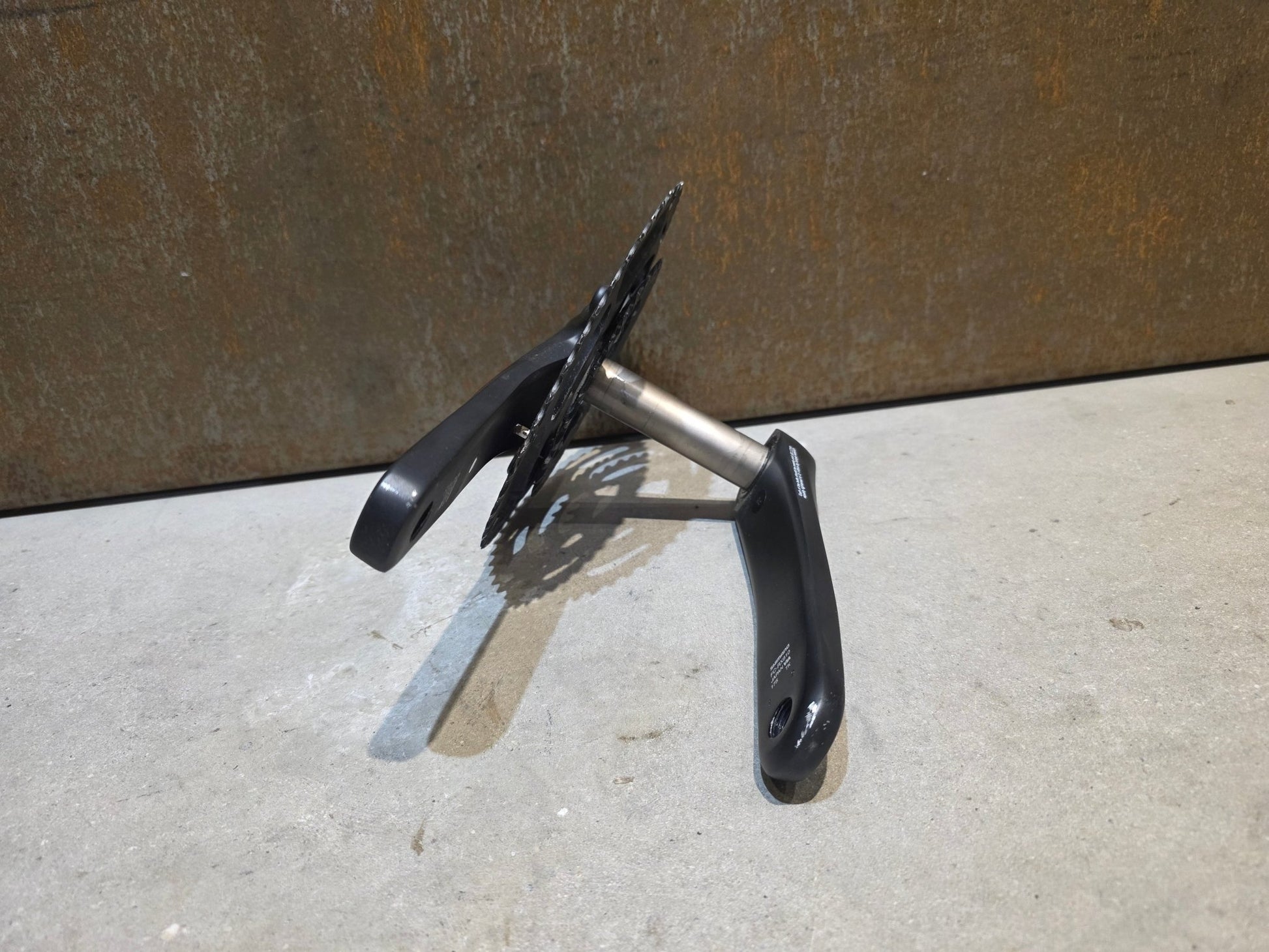 Kurbel von Shimano, SHIMANO GRX FC - RX810 KURBEL 11 FACH 48 - 31 ZÄHNE / 175MM vor USEDBIKES - OB.DE Hintergrund