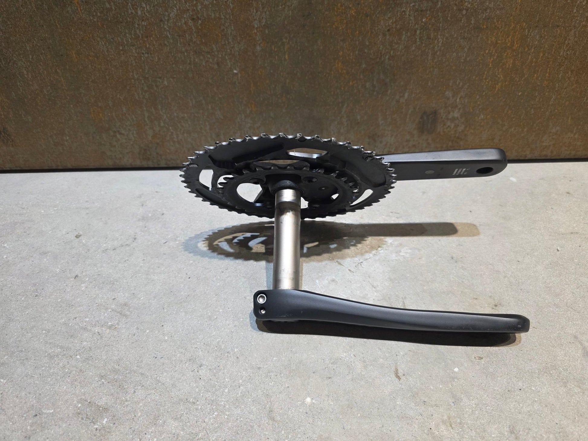 Kurbel von Shimano, SHIMANO GRX FC - RX810 KURBEL 11 FACH 48 - 31 ZÄHNE / 175MM vor USEDBIKES - OB.DE Hintergrund