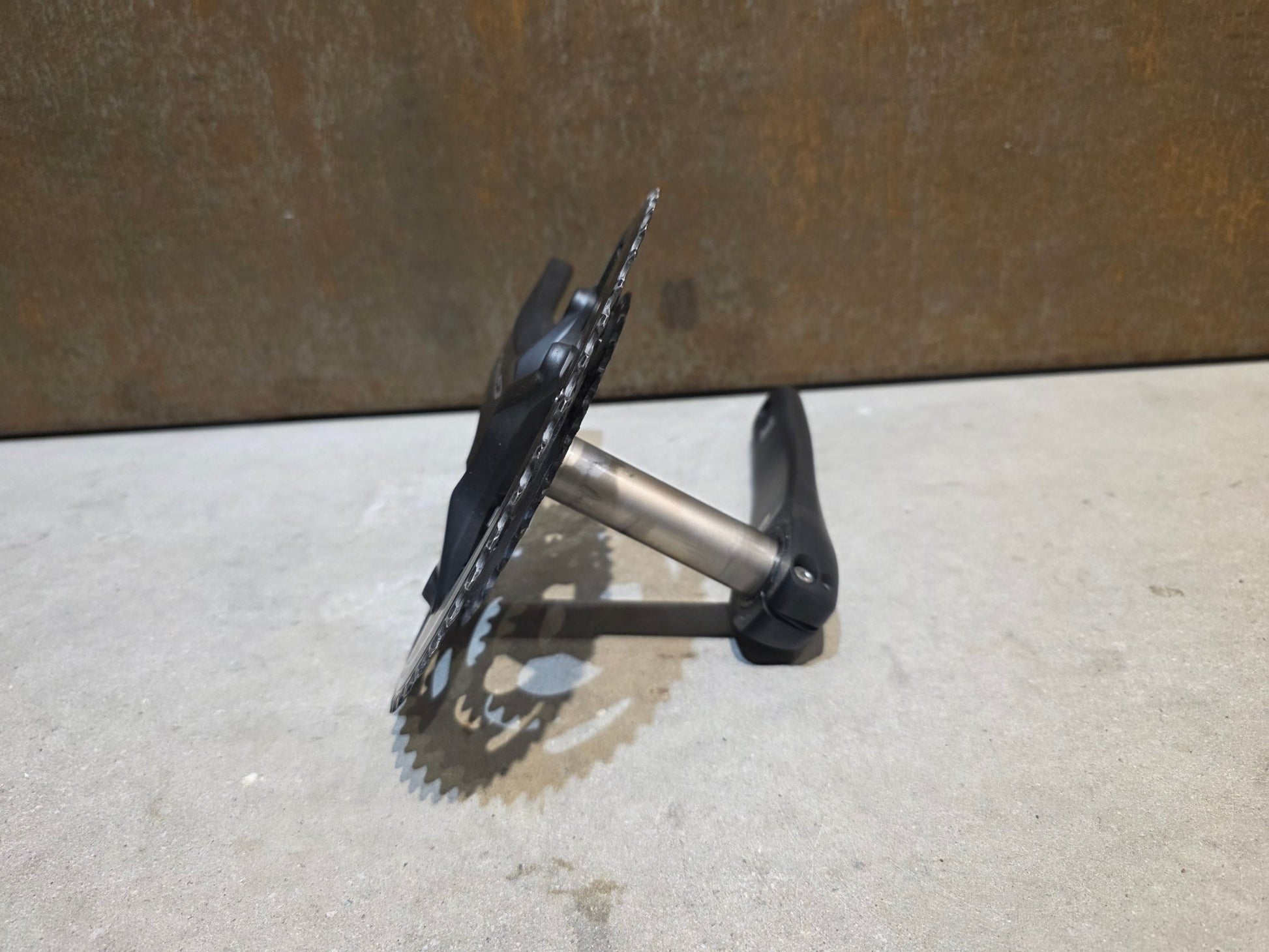 Kurbel von Shimano, SHIMANO GRX FC - RX810 KURBEL 11 FACH 48 - 31 ZÄHNE / 175MM vor USEDBIKES - OB.DE Hintergrund