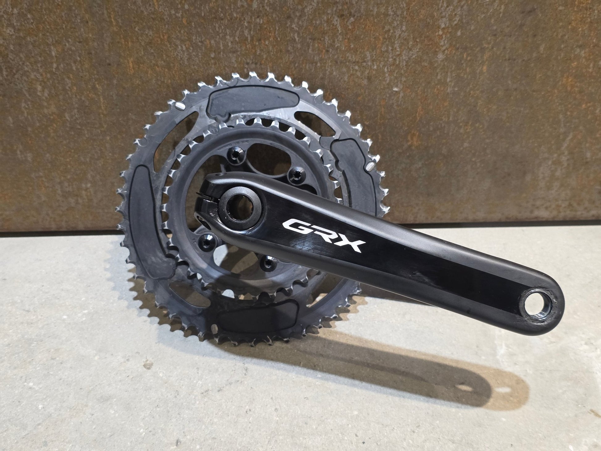 Kurbel von Shimano, SHIMANO GRX FC - RX810 KURBEL 11 FACH 48 - 31 ZÄHNE / 175MM vor USEDBIKES - OB.DE Hintergrund