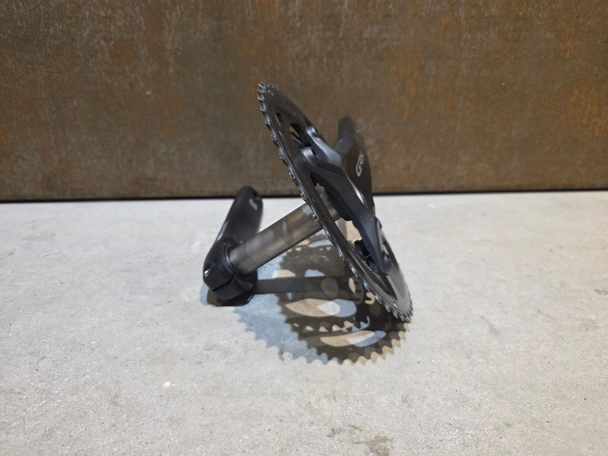 Kurbel von Shimano, SHIMANO GRX FC - RX810 KURBEL 11 FACH 48 - 31 ZÄHNE / 175MM vor USEDBIKES - OB.DE Hintergrund