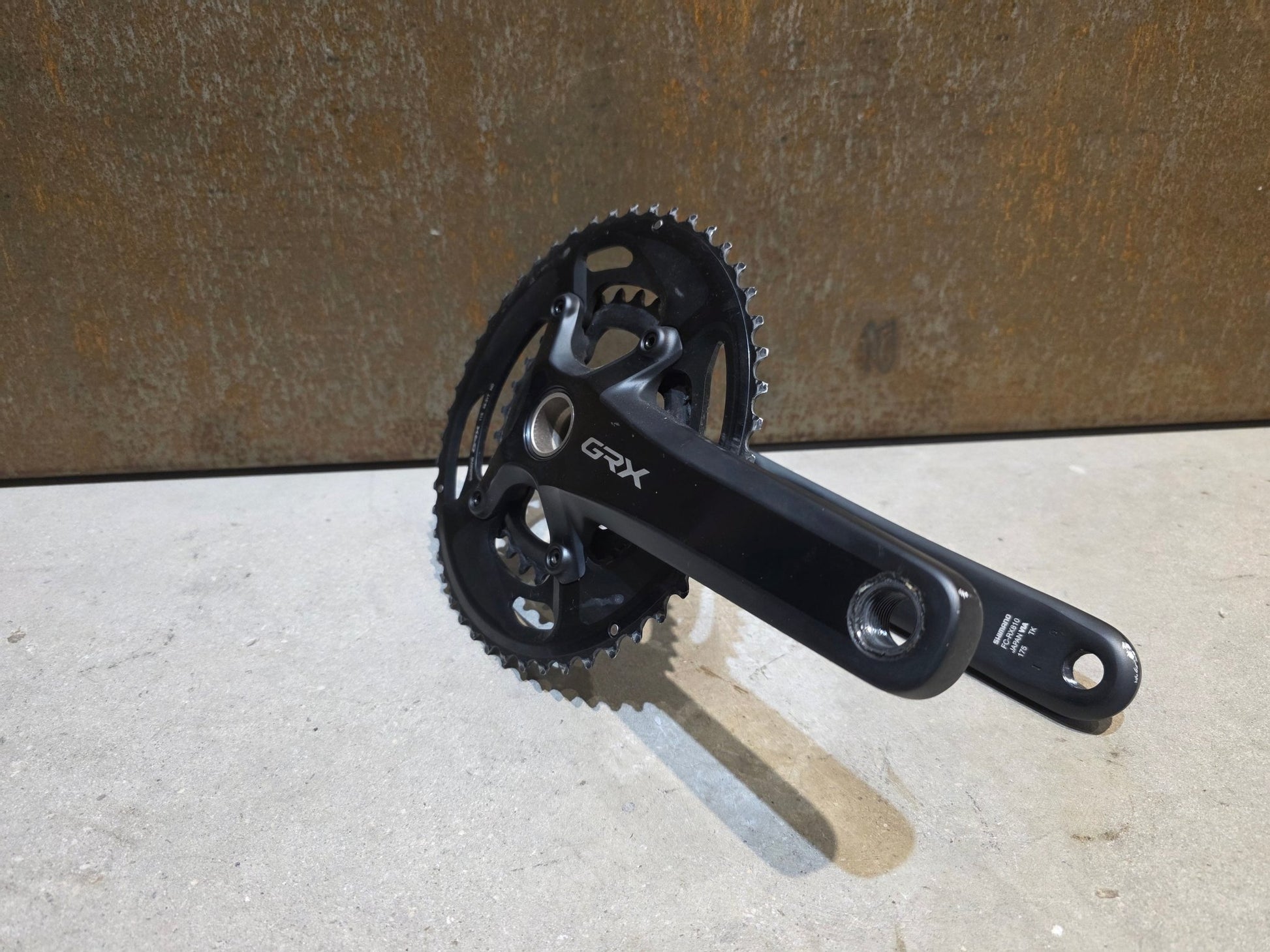 Kurbel von Shimano, SHIMANO GRX FC - RX810 KURBEL 11 FACH 48 - 31 ZÄHNE / 175MM vor USEDBIKES - OB.DE Hintergrund