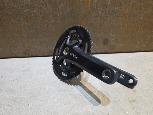 Kurbel von Shimano, SHIMANO GRX FC - RX810 KURBEL 11 FACH 48 - 31 ZÄHNE / 175MM vor USEDBIKES - OB.DE Hintergrund