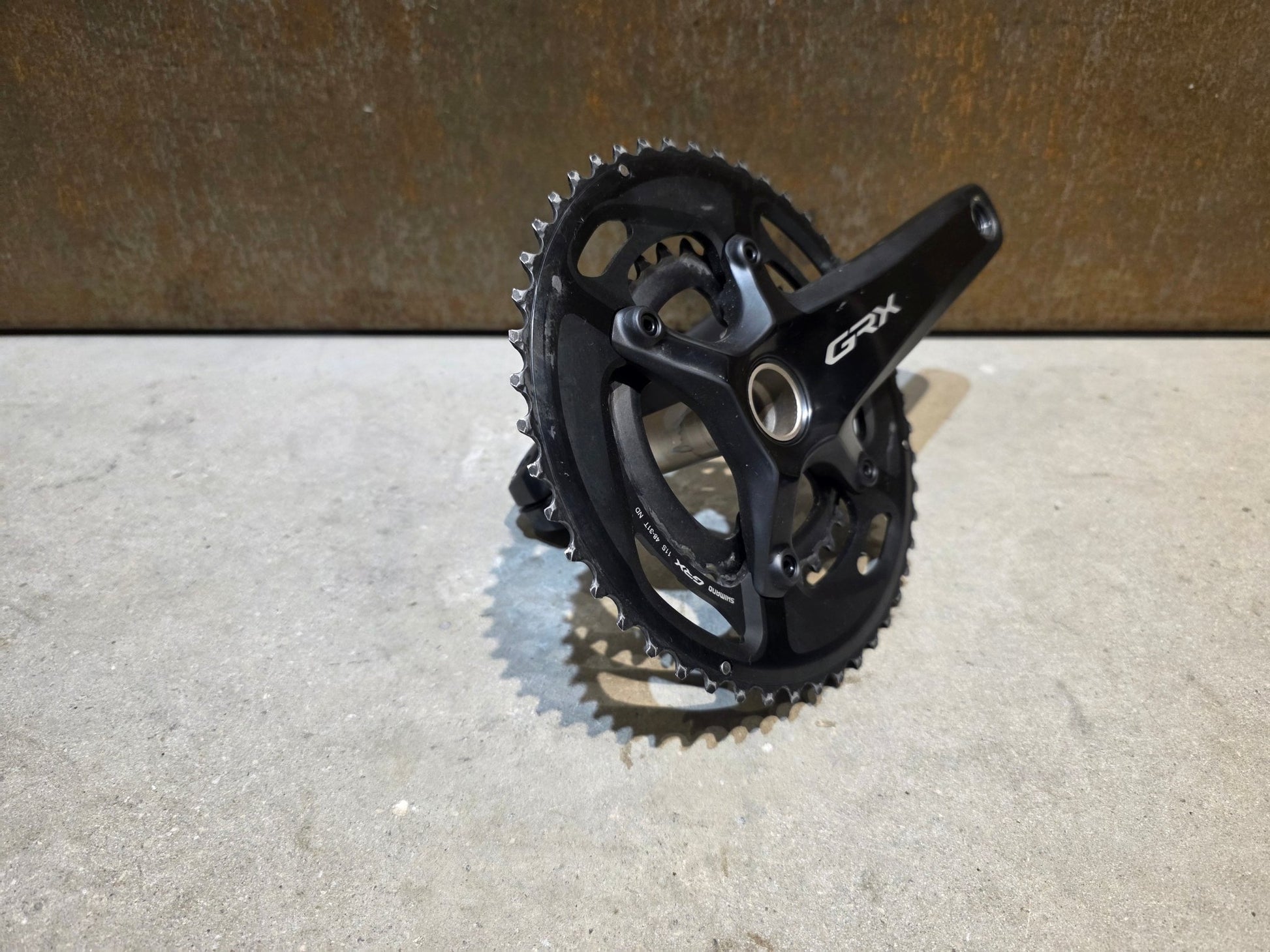 Kurbel von Shimano, SHIMANO GRX FC - RX810 KURBEL 11 FACH 48 - 31 ZÄHNE / 175MM vor USEDBIKES - OB.DE Hintergrund