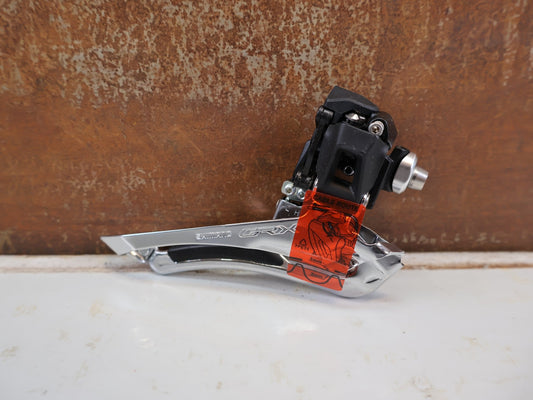 Schaltungsteile von Shimano, SHIMANO GRX FD-RX400 UMUMWERFER 2X10-FACH GRAVEL ANLĂ–T DOWN-PULL vor USEDBIKES-OB.DE Hintergrund