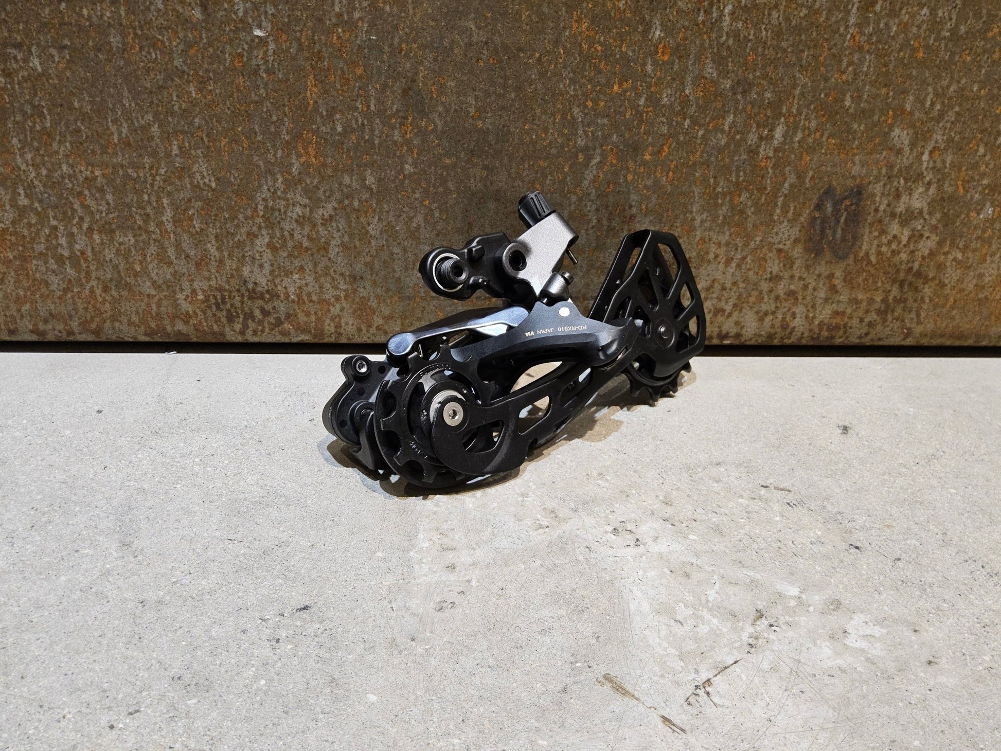 Schaltungsteile von Shimano, SHIMANO GRX RD - RX810 SCHALTWERK 2 X 11 FACH in variant_title vor USEDBIKES - OB.DE Hintergrund