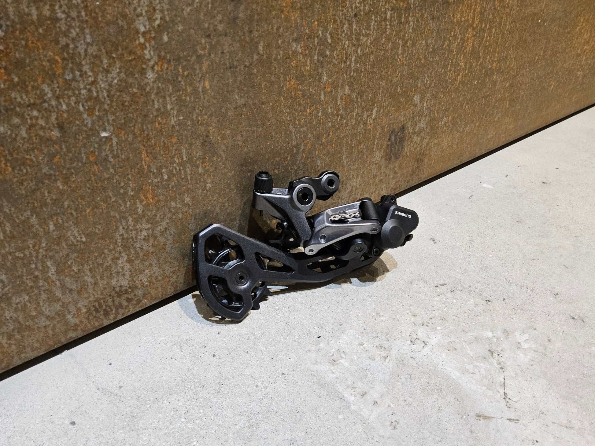 Schaltungsteile von Shimano, SHIMANO GRX RD - RX810 SCHALTWERK 2 X 11 FACH in variant_title vor USEDBIKES - OB.DE Hintergrund