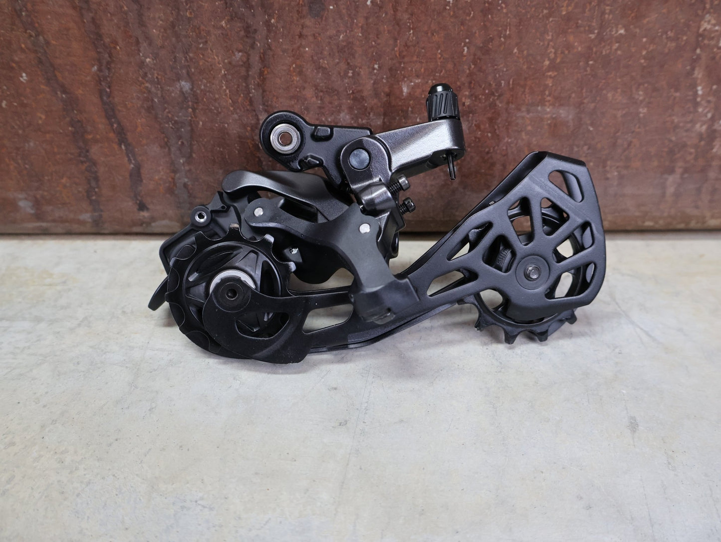 Schaltgruppen von Shimano, SHIMANO GRX RX610 / RX820 SCHALTGRUPPE 2 X 12 FACH vor USEDBIKES - OB.DE Hintergrund