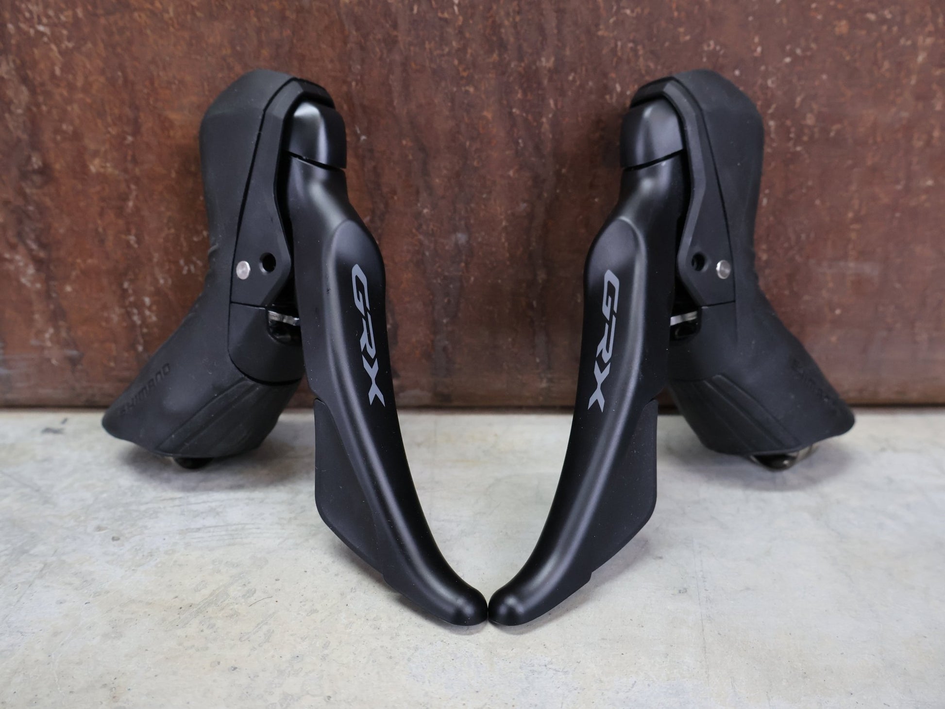 Schaltgruppen von Shimano, SHIMANO GRX RX610 / RX820 SCHALTGRUPPE 2 X 12 FACH vor USEDBIKES - OB.DE Hintergrund