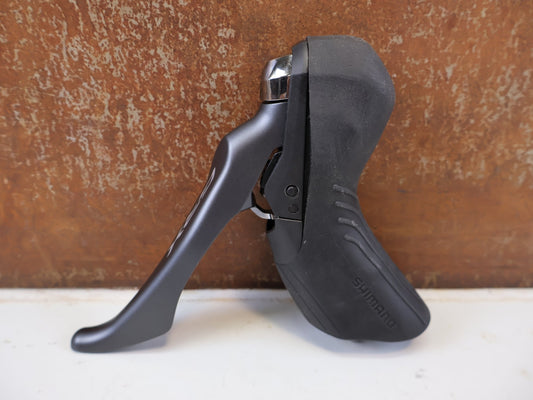 Brems-/ Schalthebel von Shimano, SHIMANO GRX ST-RX810-LA BREMSHEBEL LINKS / DROPPER vor USEDBIKES-OB.DE Hintergrund