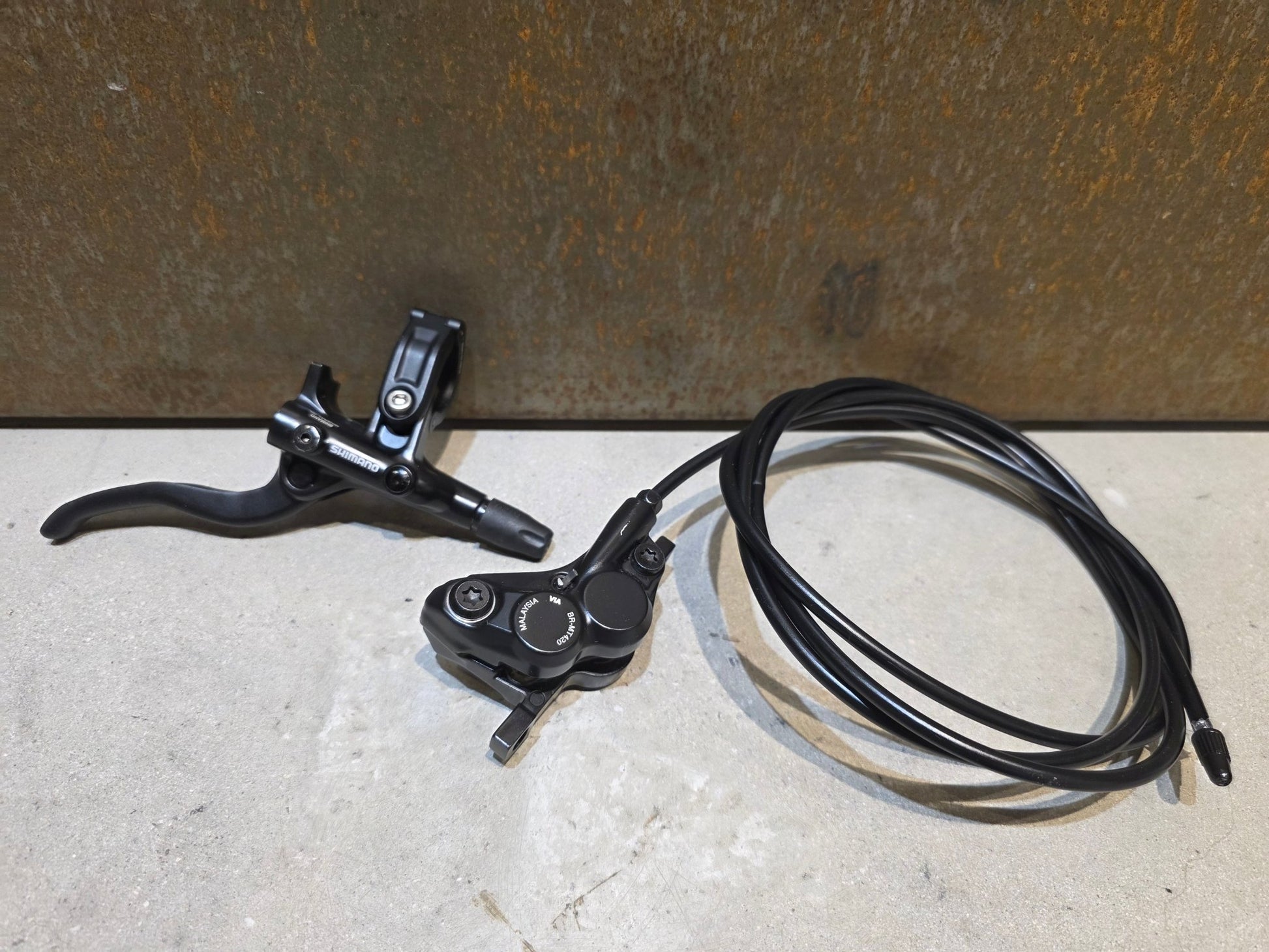 Bremse von Shimano, SHIMANO M4100 / MT420 SCHEIBENBREMSESET VORNE UND HINTEN vor USEDBIKES - OB.DE Hintergrund