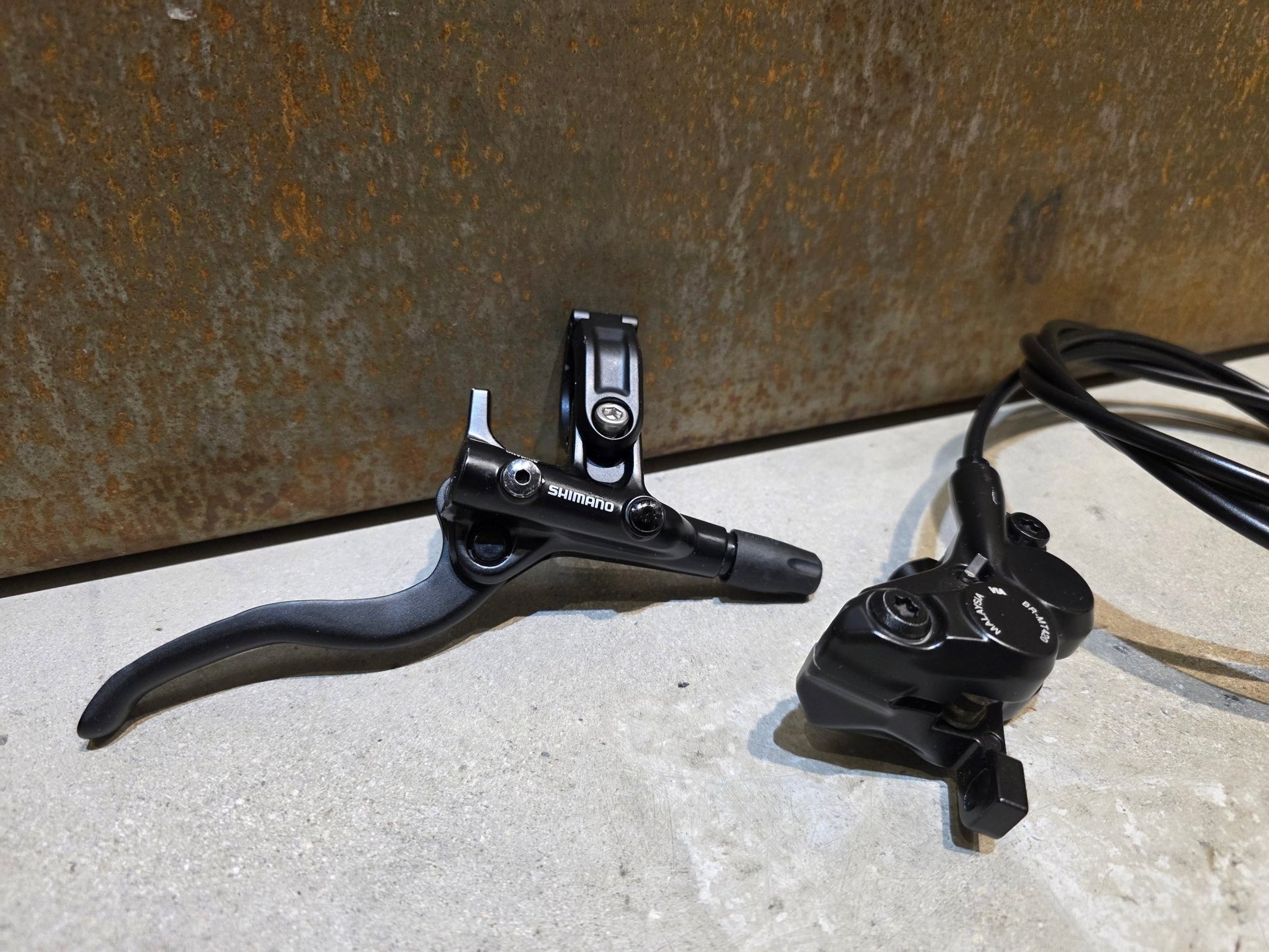 Bremse von Shimano, SHIMANO M4100 / MT420 SCHEIBENBREMSESET VORNE UND HINTEN vor USEDBIKES - OB.DE Hintergrund