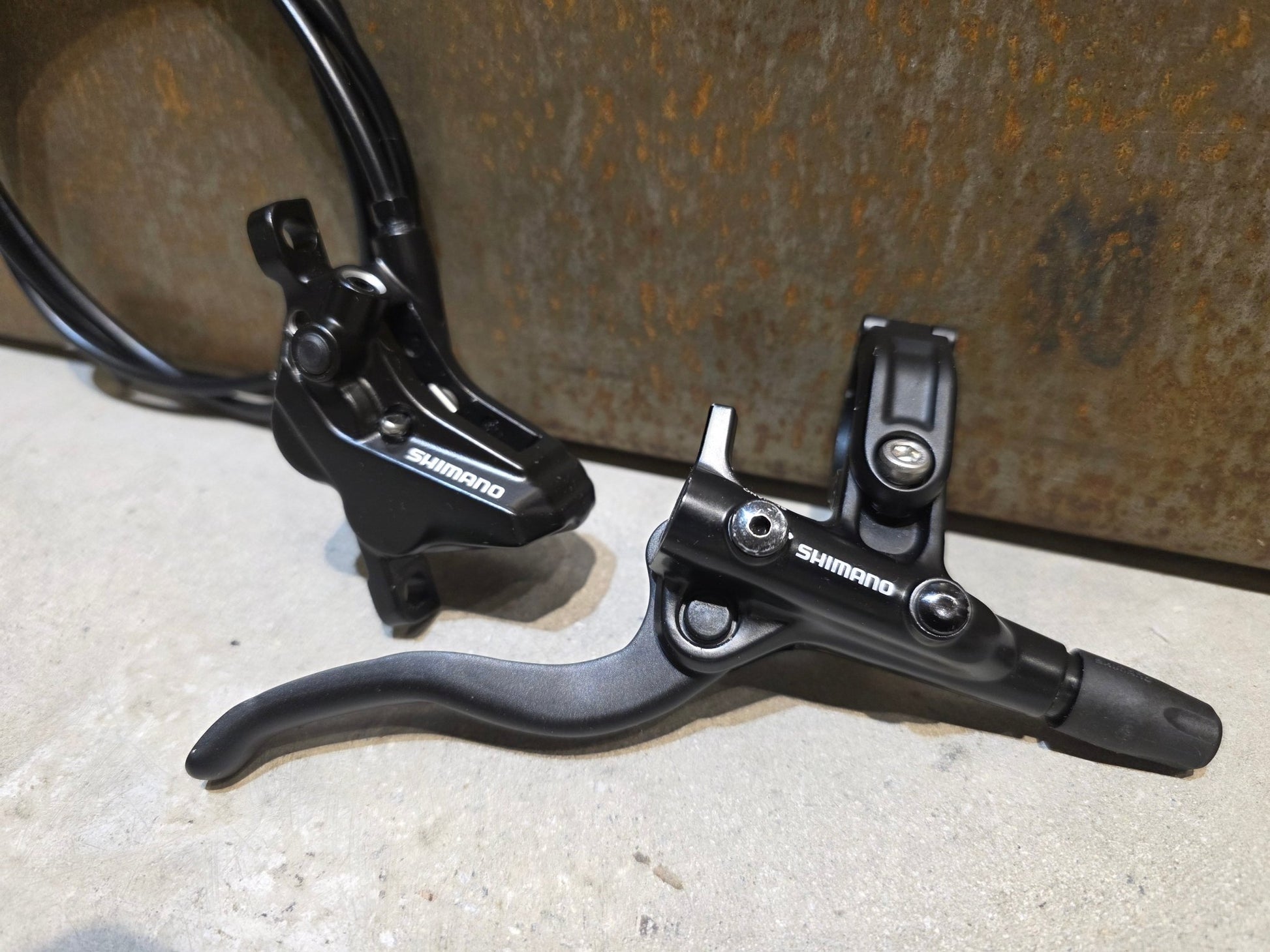 Bremse von Shimano, SHIMANO M4100 / MT420 SCHEIBENBREMSESET VORNE UND HINTEN vor USEDBIKES - OB.DE Hintergrund