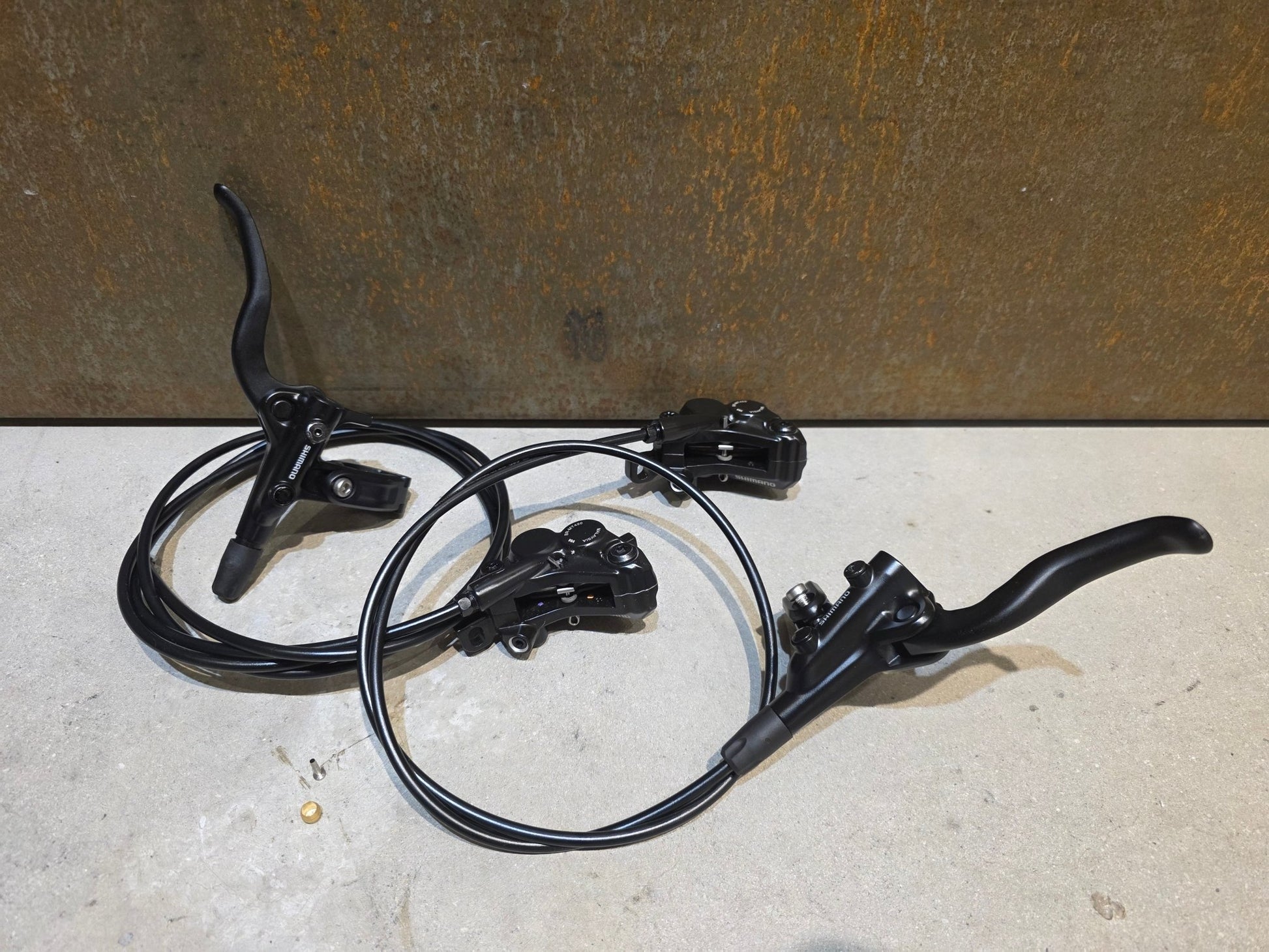 Bremse von Shimano, SHIMANO M4100 / MT420 SCHEIBENBREMSESET VORNE UND HINTEN vor USEDBIKES - OB.DE Hintergrund