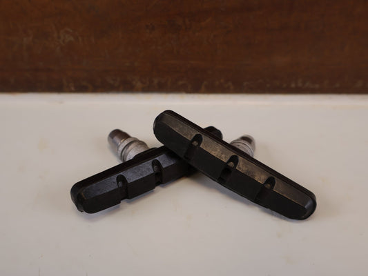 Bremsbelag von Shimano, SHIMANO M70T3 V BRAKE BREMSSCHUHE DEORE 1 PAAR vor USEDBIKES-OB.DE Hintergrund