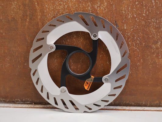 Bremsscheibe von Shimano, SHIMANO RT CL800 BREMSSCHEIBE 160MM CENTER LOCK ICE TECH FREEZA vor USEDBIKES-OB.DE Hintergrund
