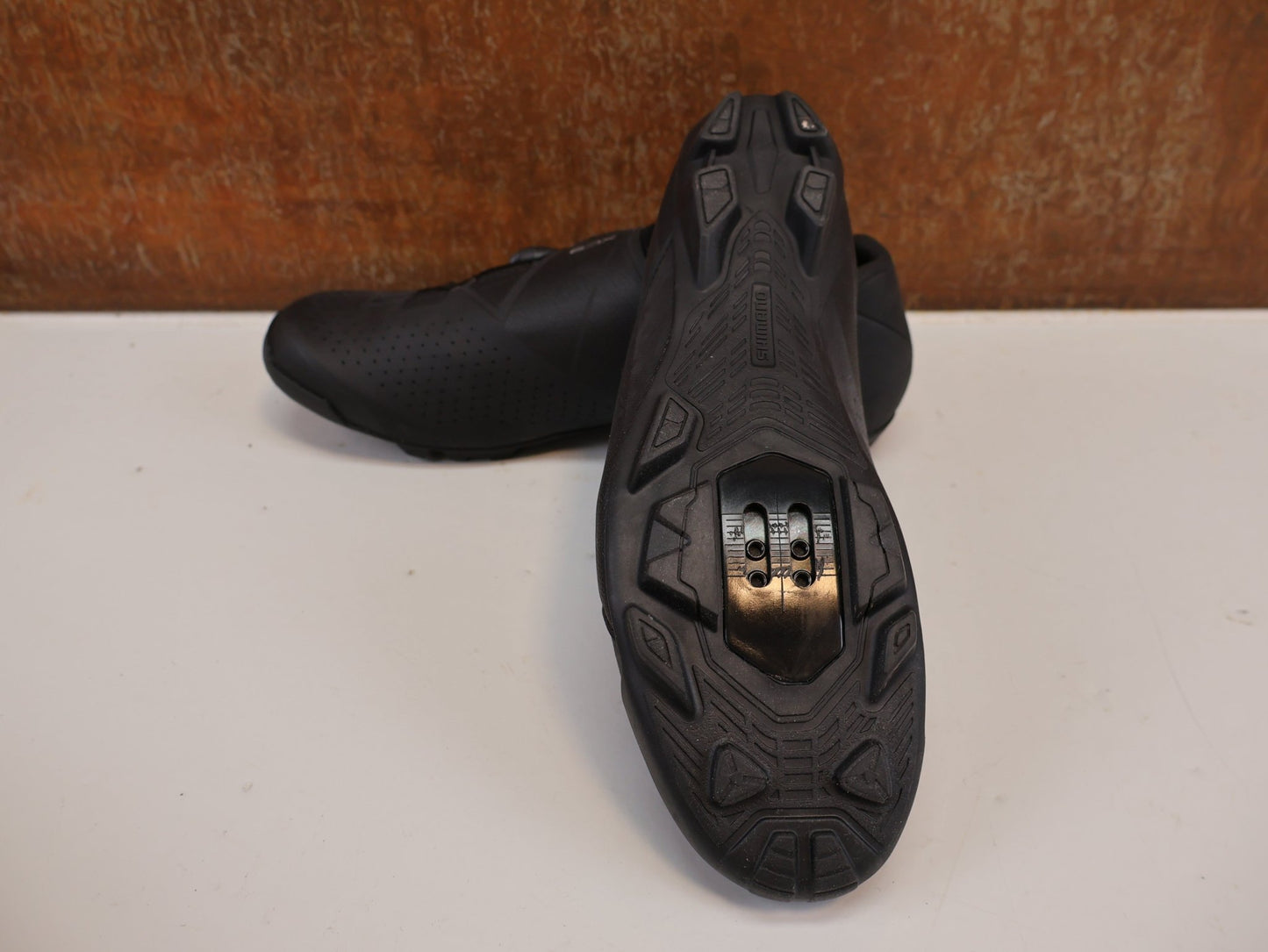 MTB - Herrenschuhe von Shimano, SHIMANO SH - XC300 MTB - SCHUHE / SCHWARZ / GR. 44 / BOA L6 / SPD / XC3 vor USEDBIKES - OB.DE Hintergrund