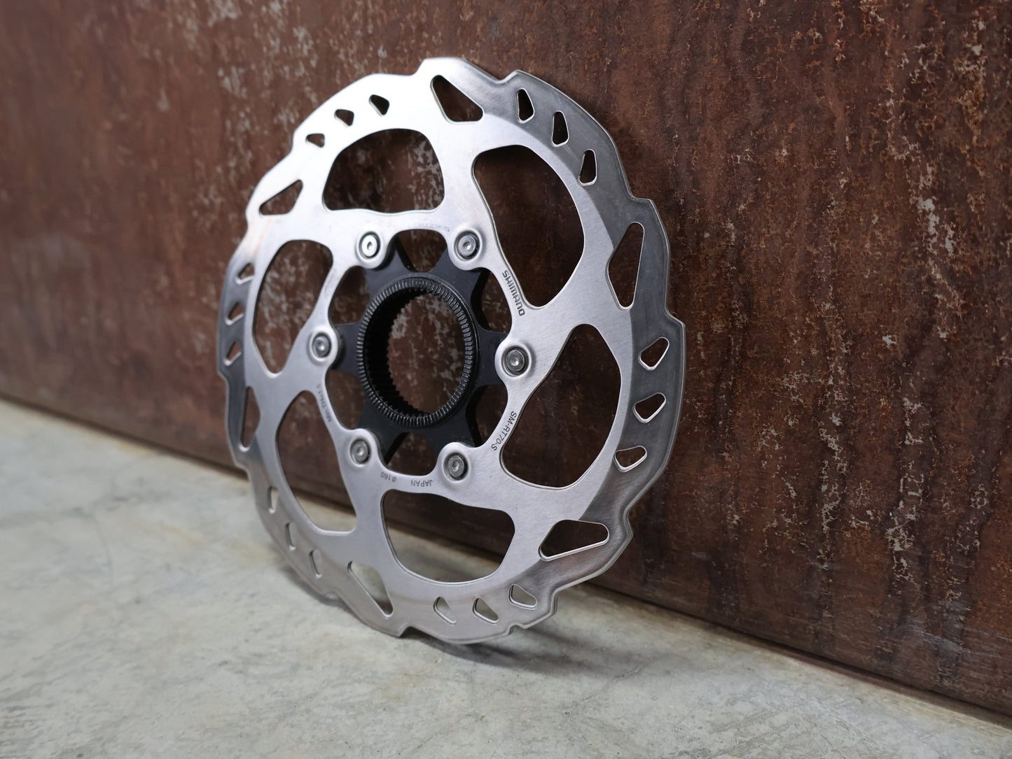 Bremsscheibe von Shimano, SHIMANO SLX / 105 BREMSSCHEIBE SM - RT70 CENTERLOCK 160MM vor USEDBIKES - OB.DE Hintergrund