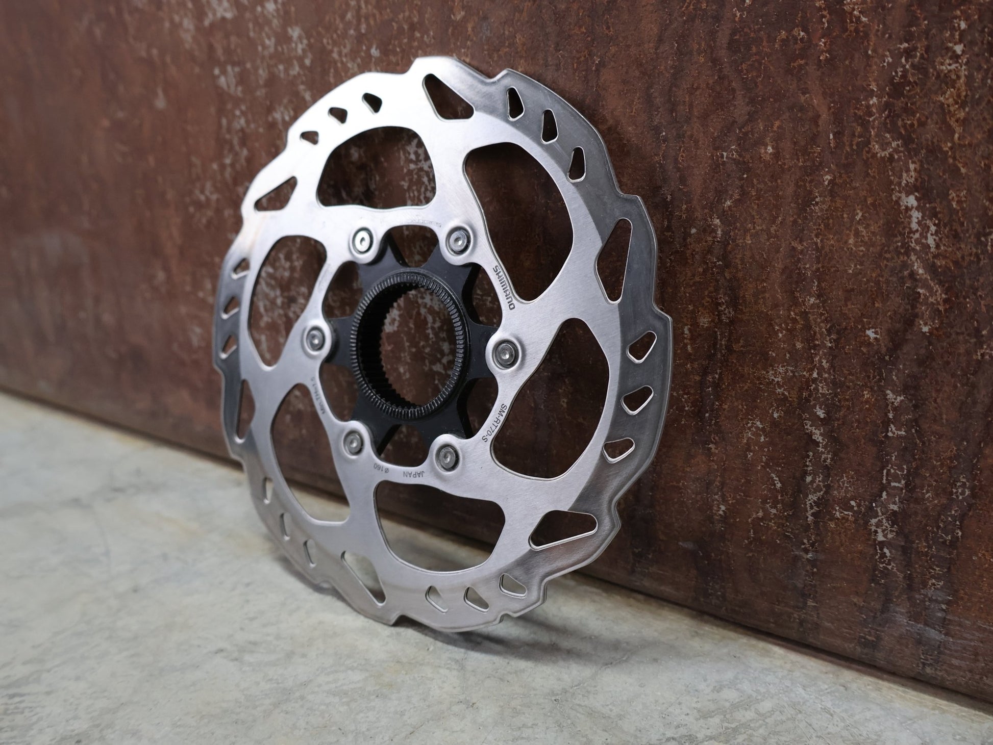 Bremsscheibe von Shimano, SHIMANO SLX / 105 BREMSSCHEIBE SM - RT70 CENTERLOCK 160MM vor USEDBIKES - OB.DE Hintergrund