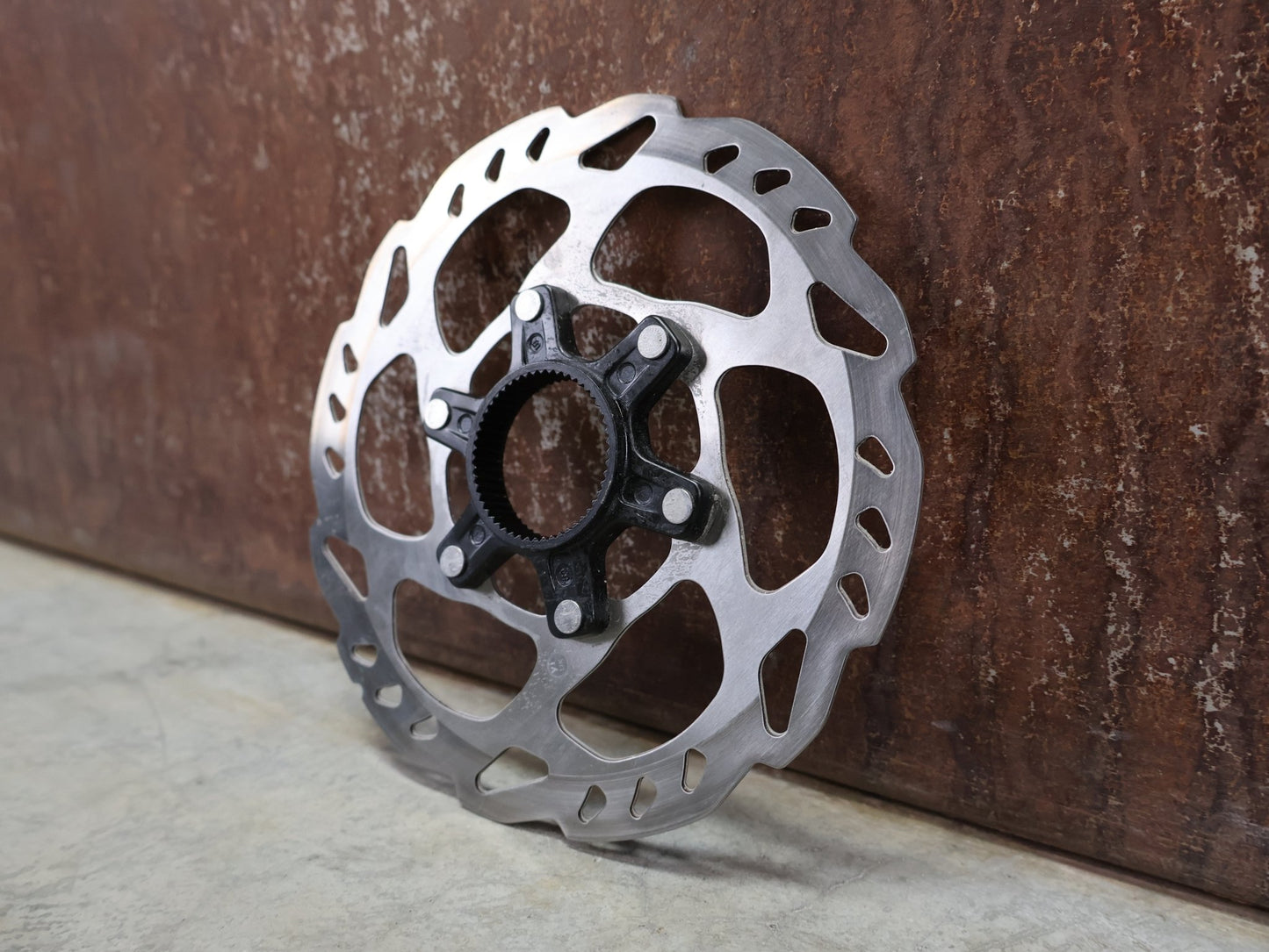 Bremsscheibe von Shimano, SHIMANO SLX / 105 BREMSSCHEIBE SM - RT70 CENTERLOCK 160MM vor USEDBIKES - OB.DE Hintergrund